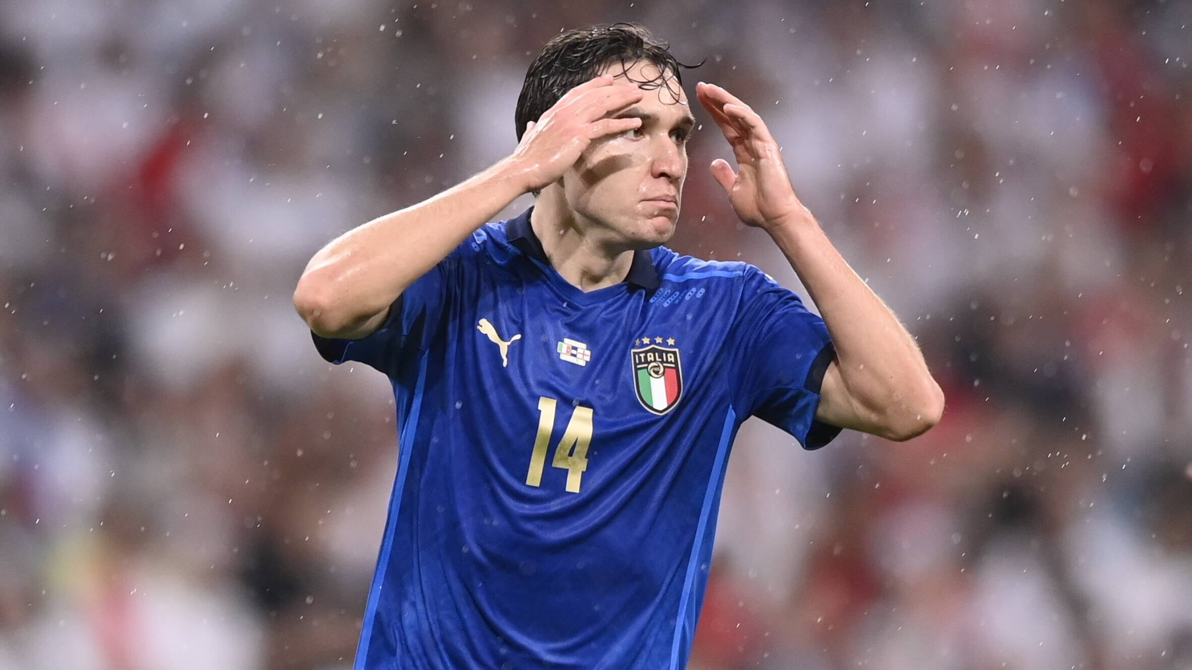 
                <strong>Federico Chiesa (Italien)</strong><br>
                Hatte in der 35. Minute die erste italienische Chance, zog mit einem tollen Solo an mehreren Abwehrspielern vorbei. Zielte aber auch knapp am Tor vorbei. Bester Mann auf dem Platz in der regulären Spielzeit, ein ständiger Unruheherd. Verletzte sich zehn Minuten vor Schluss und musste raus. ran-Note: 1
              