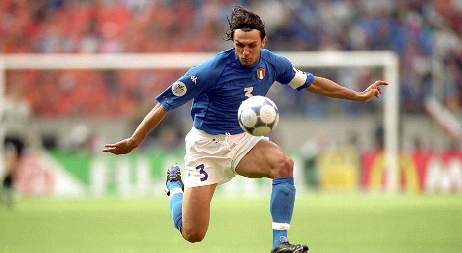 
                <strong>Paolo Maldini</strong><br>
                Paolo Maldini: Wenn man schon eine spanische Legende im Team hat, kommt man um eine italienische natürlich nicht herum. Im Jahr 2000 standen sich Trezeguet und Maldini im Finale der Europameisterschaft gegenüber. Maldini verlor zwar das Spiel, gewann jedoch den Respekt von Trezeguet.
              