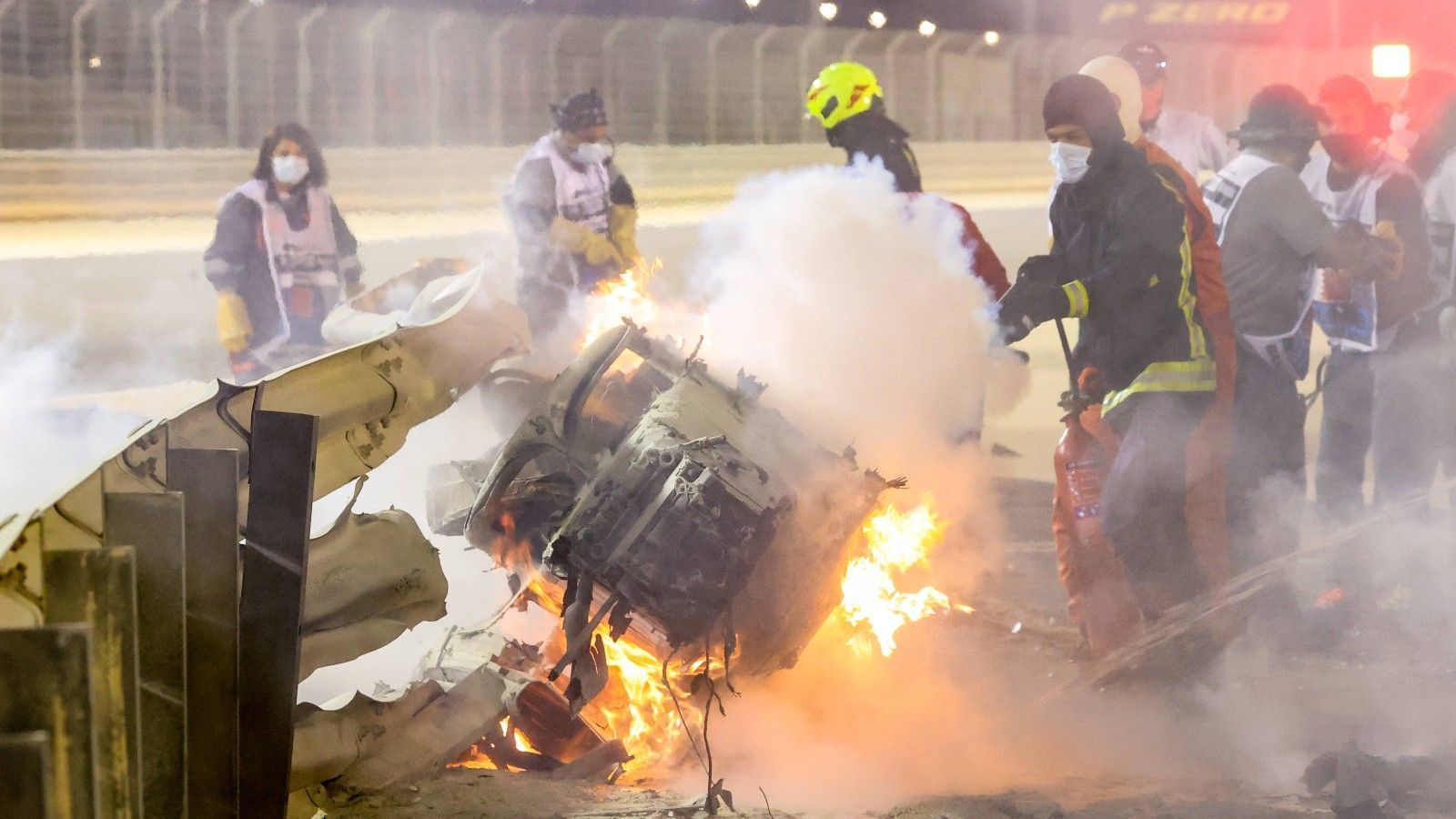 
                <strong>Feuer-Crash von Grosjean</strong><br>
                Auch Romain Grosjean wurde bereits vom Halo beschützt. Bei seinem schweren Feuer-Crash in Bahrain im Jahr 2020 krachte sein Bolide in die Leitplanke und durchbohrte sie. Der Cockpitschutz sorgte dafür, dass sich die Leitplanken über dem Cockpit teilten, Grosjean konnte das Auto aus eigener Kraft verlassen.
              