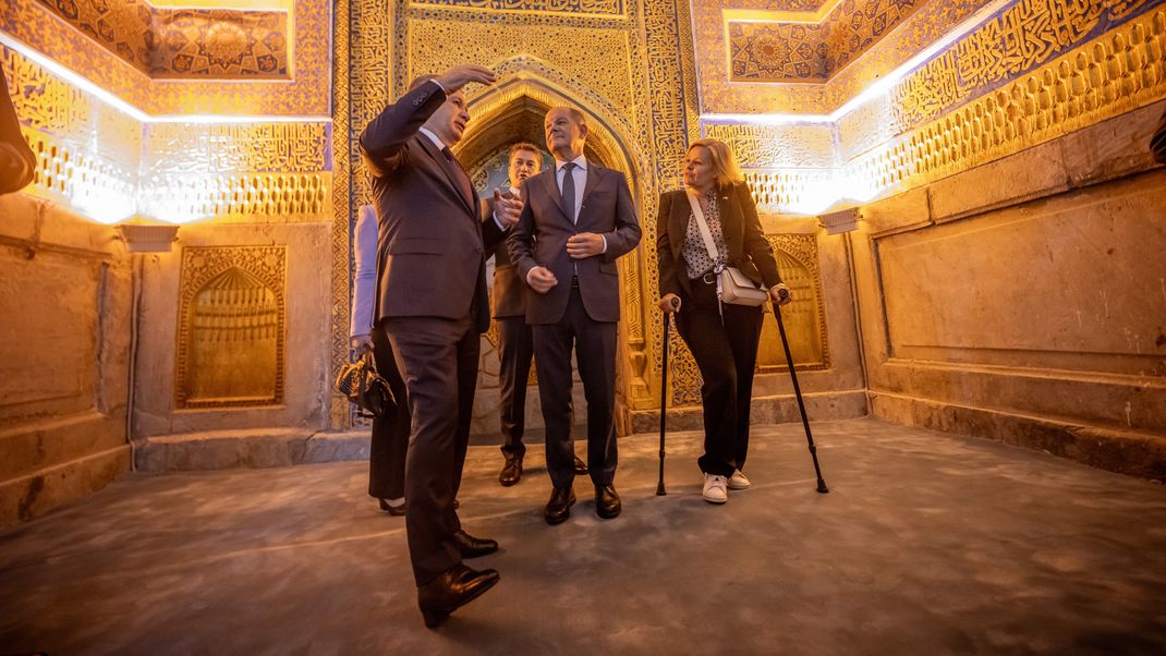 Bundeskanzler Olaf Scholz (SPD), besucht das UNESCO Weltkulturerbe, den historischen Registan Platz und die Tilla-Kori Moschee, zusammen mit Schawkat Mirsijojew (Shavkat Miromonovich Mirziyoyev), Präsident von Usbekistan und Nancy Faeser (SPD), Bundesministerin des Innern und Heimat.&nbsp;