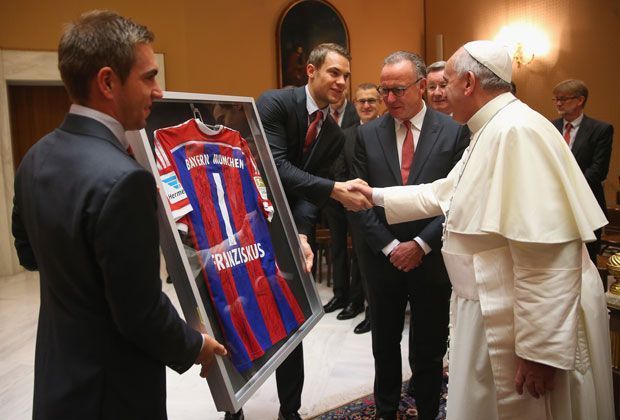 
                <strong>Heilige Audienz - Bayern München trifft Papst Franziskus</strong><br>
                Neue Nummer Eins im Tor der Bayern? Auch wenn es so aussieht, eine Wachablösung zwischen Papst Franziskus und Manuel Neuer als Stammkeeper des Rekordmeisters dürfte es vorerst nicht geben. 
              