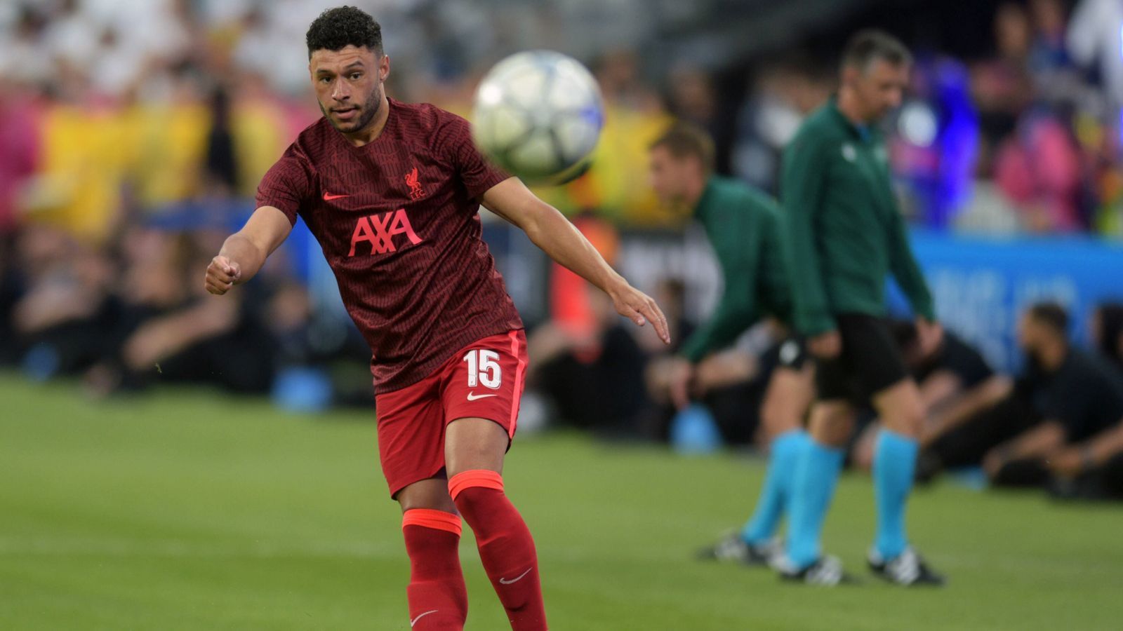 
                <strong>Alex Oxlade-Chamberlain (FC Liverpool)</strong><br>
                Der in den zurückliegenden Jahren so oft wegen Verletzungen ausgefallene Alex Oxlade-Chamberlain zählt auch aktuell mal wieder zu jenen Spielern des FC Liverpool, die aus gesundheitlichen Gründen nicht eingesetzt werden können. Derzeit laboriert der 29-jährige Engländer an einer Oberschenkelverletzung und konnte daher in der laufenden Saison noch überhaupt nicht eingreifen. Zumindest in der Königsklasse wird das auch für den Rest des Jahres so bleiben, denn dort wurde Oxlade-Chamberlain von Coach Jürgen Klopp erst gar nicht nominiert. 
              