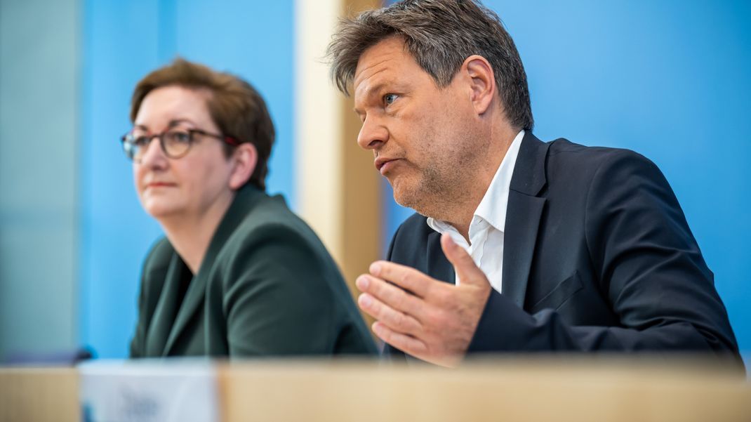 Robert Habeck (Bündnis 90/Die Grünen) und Klara Geywitz (SPD bei der Pressekonferenz zum Gebäudeenergiegesetz.
