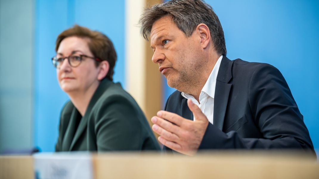 Robert Habeck (Bündnis 90/Die Grünen) und Klara Geywitz (SPD bei der Pressekonferenz zum Gebäudeenergiegesetz.