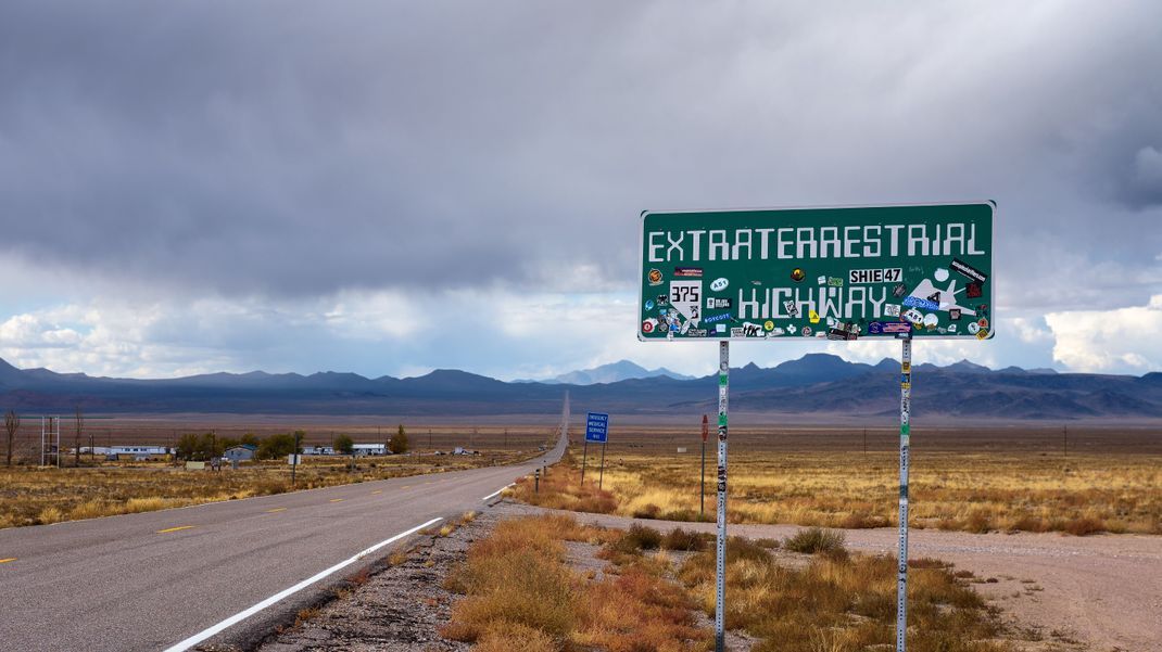 Verkehrsschild des "Extraterrestrial Highway". In der Nähe der Nellis Air Force Range und Area 51 ist diese Straße bei Ufo-Jäger:innen sehr beliebt.