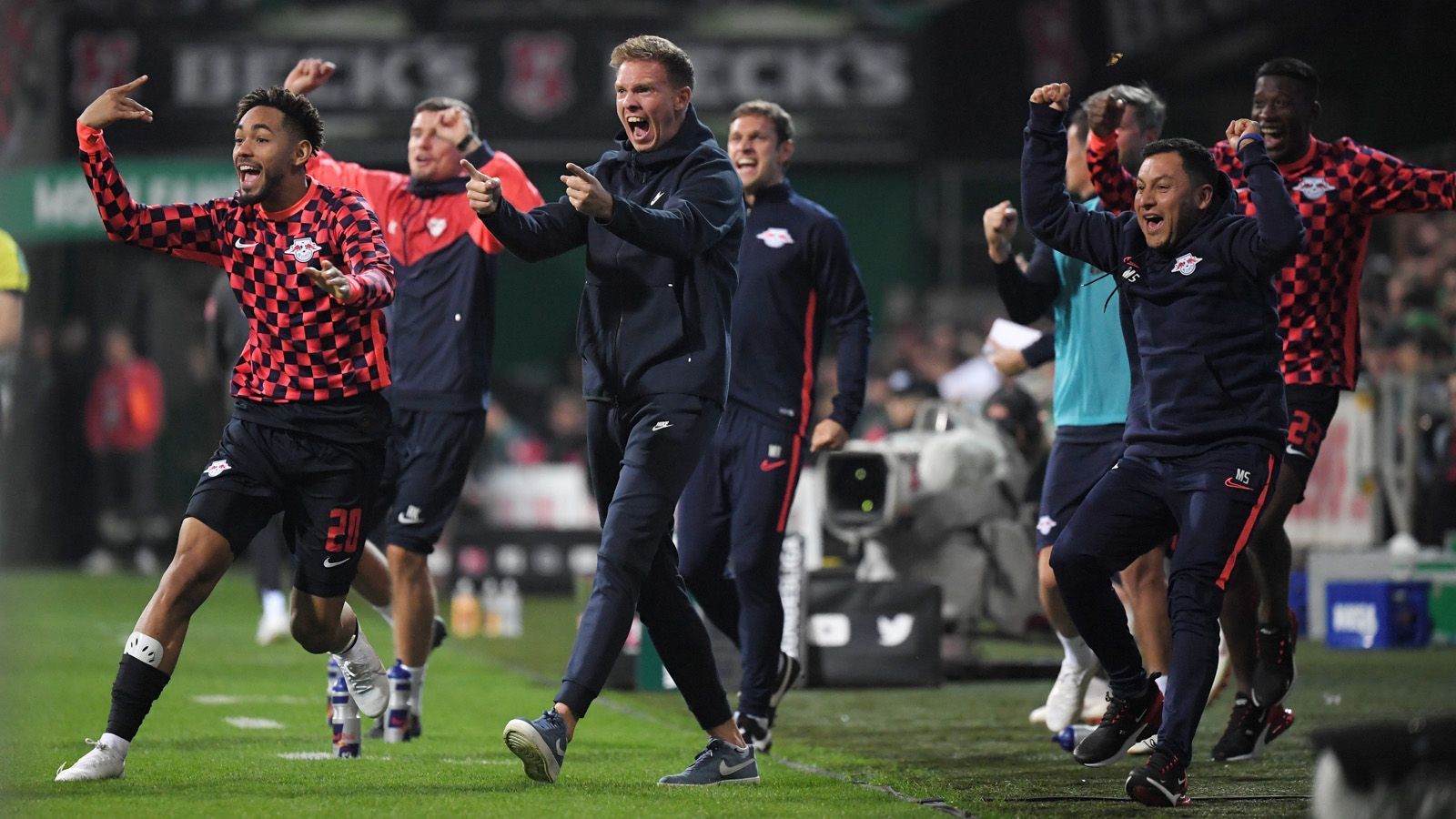 
                <strong>Gewinner: Julian Nagelsmann und RB Leipzig</strong><br>
                Julian Nagelsmann und RB Leipzig - das passt augenscheinlich. Mit dem ehemaligen Trainer der TSG Hoffenheim erreichten die Leipziger nicht nur auf Anhieb das Achtelfinale der Champions League, sie wurden auch erstmals in ihrer noch jungen Vereinsgeschichte Herbstmeister der Bundesliga. In 25 Pflichtspielen verließ Nagelsmann mit seinem Team 16 Mal den Platz als Sieger. Nur dreimal verloren die Leipziger in dieser Zeit und spielten sechsmal remis. Sein Punkteschnitt liegt aktuell bei 2,15 (bei Hoffenheim in 136 Spielen 1,53). Trotz des Erfolges glaubt der Trainer noch nicht an den Titel mit RB. "Wir müssen uns entwickeln. Aktuell sind wir noch nicht gut genug, um Meister zu werden", sagte der 32-Jährige der "Bild".
              