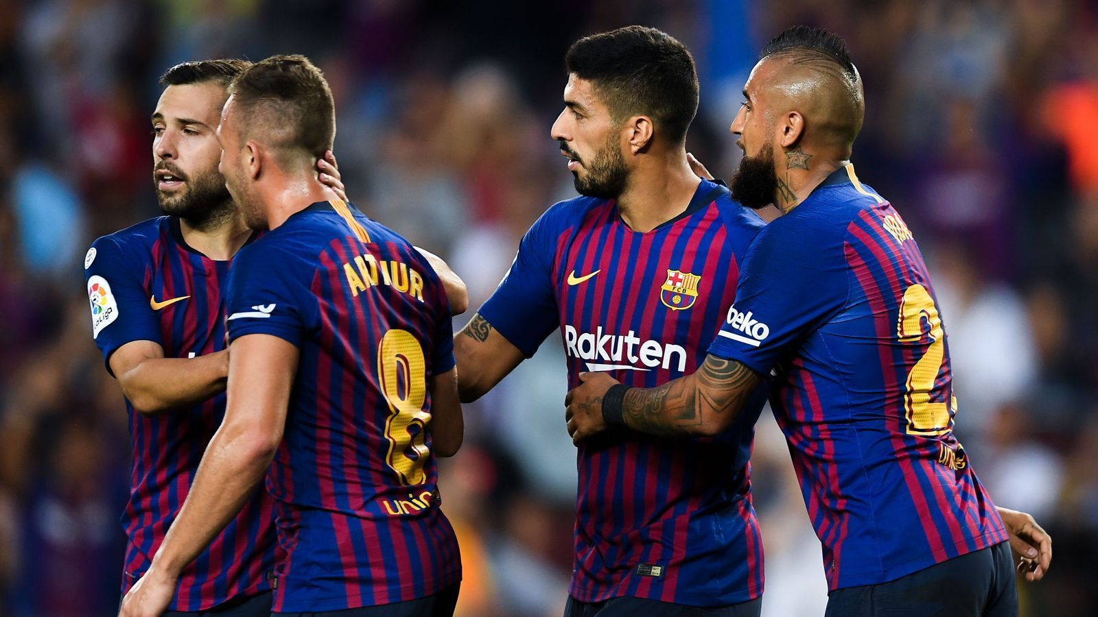 
                <strong>Barcelona bricht Eröffnungsspiel-Rekord</strong><br>
                Wer gleich zum Saisonauftakt gegen den FC Barcelona spielen, der hat es in La Liga nicht einfach. Das zeigt zumindest die Historie: Mit 3:0 gewannen die Katalanen in der aktuellen Saison ihr Auftaktspiel gegen Alaves. Es ist der zehnte Sieg in Folge am ersten Spieltag. Damit brach Barcelona einen Uraltrekord des Stadtrivalen Espanyol, dem das in den 1930er und 1940er Jahren gelang.
              