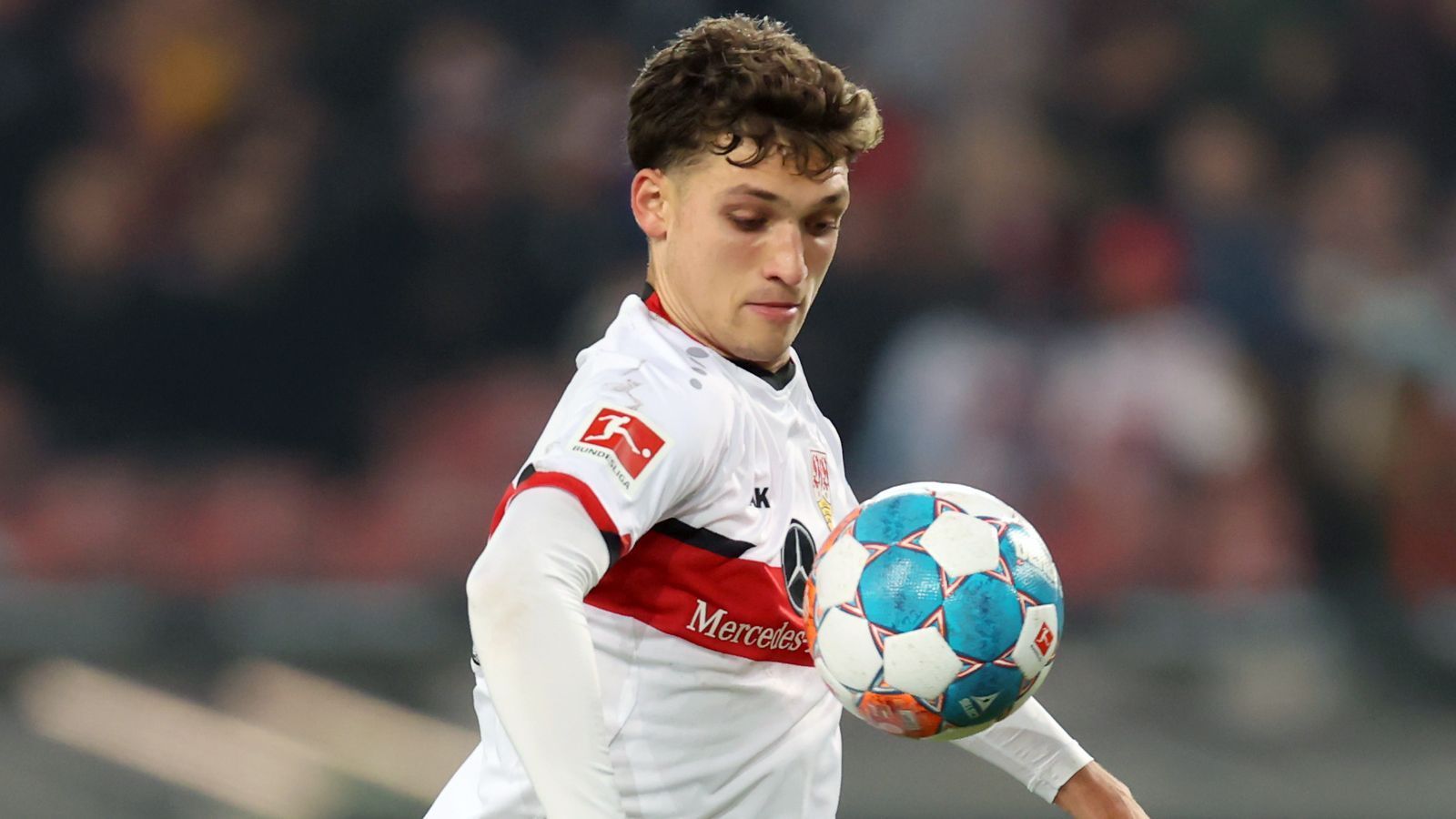 
                <strong>Mateo Klimowicz</strong><br>
                In seiner dritten Saison beim VfB Stuttgart kam Talent Mateo Klimowicz nur recht unregelmäßig zum Einsatz. Der 21-jährige Deutsch-Argentinier brachte es auf 600 Spielminuten in der Bundesliga, aufgeteilt auf 15 Einsätze und soll nun andernorts reifen. Beim Sohn des früheren Bundesliga-Stürmers Diego Klimowicz ist laut "Kicker" eine Leihe angedacht. Sein Vertrag beim VfB läuft noch bis 2024. Laut "Stuttgarter Nachrichten" sollen MLS-Klub Charlotte FC, La-Liga-Klub Elche und der italienischen Erstligist Sampdoria Genua am deutschen U21-Nationalspieler Klimowicz interessiert sein. 
              