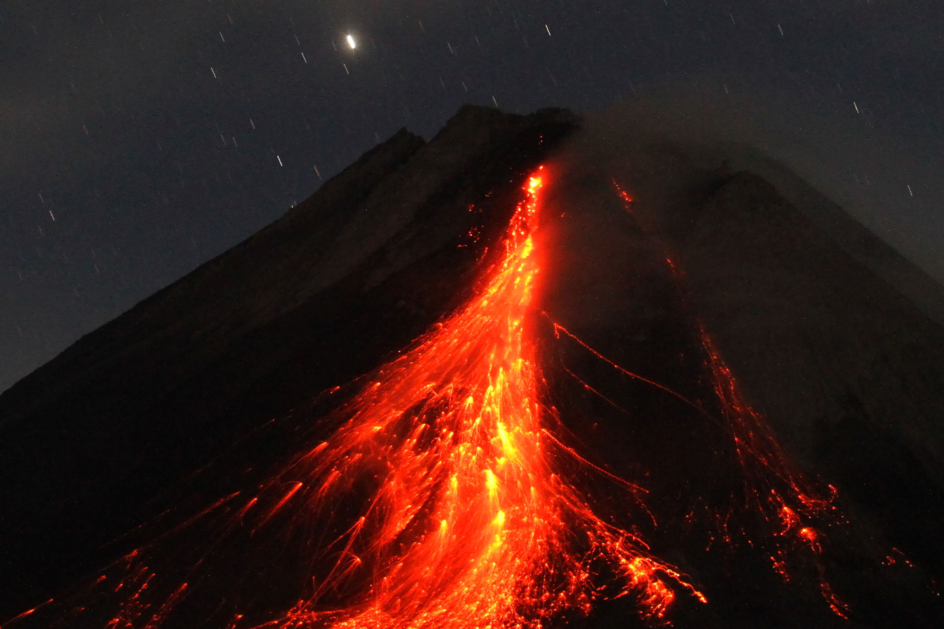 Gefahr Für Die Bevölkerung: Indonesiens Aktivster Vulkan Spuckt Wieder Lava