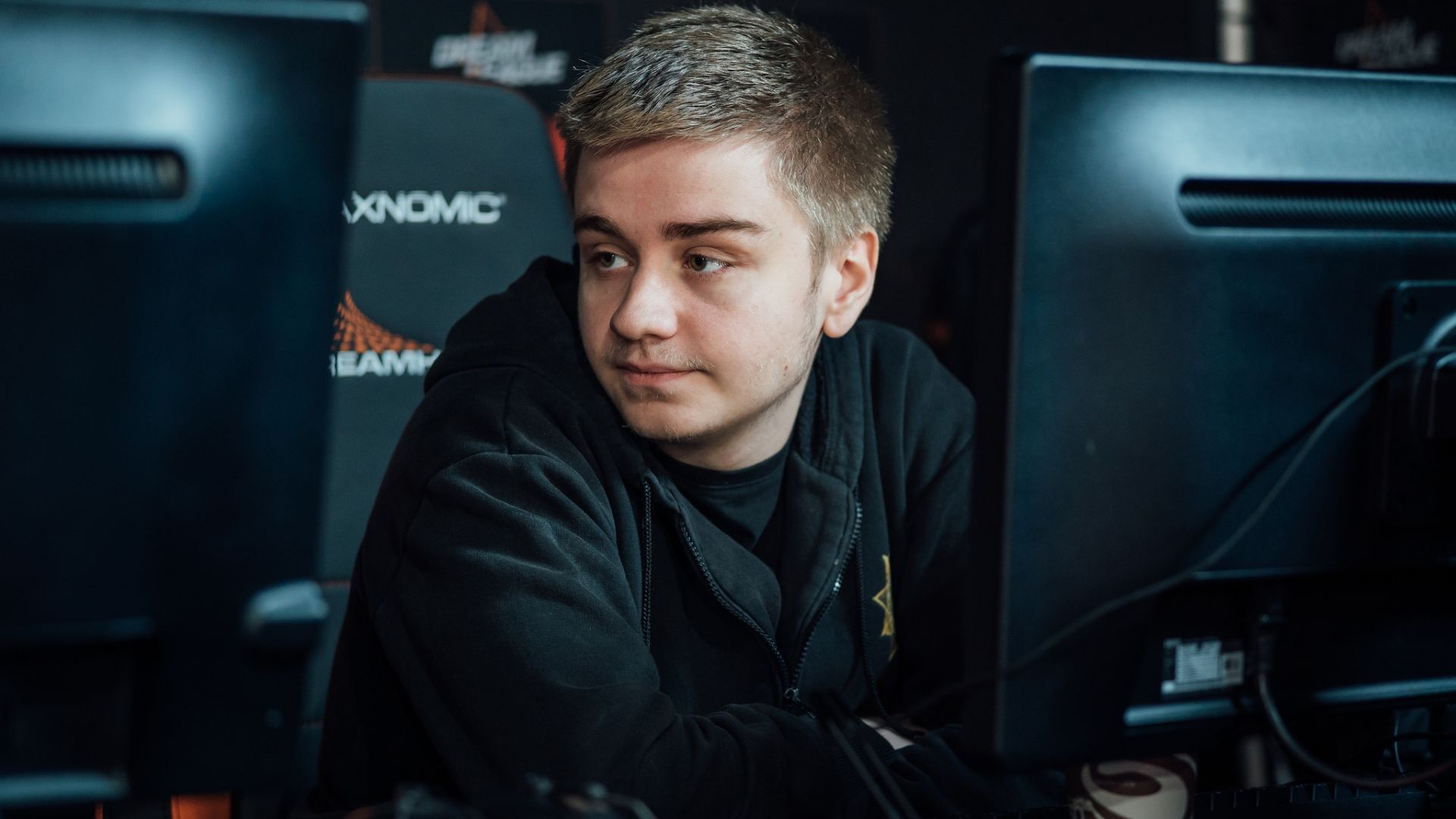 
                <strong>Johan 'N0tail' Sundstein - 3.733.970 US-Dollar</strong><br>
                Johan Sundstein ist professioneller Dota-2-Spieler. Mit seiner Mannschaft OG gewann er die Weltmeisterschaft im Jahr 2018. Das Team strich dabei insgesamt 11,2 Millionen US-Dollar ein, von denen an jeden Spieler rund 2,2 Millionen US-Dollar gingen.
              