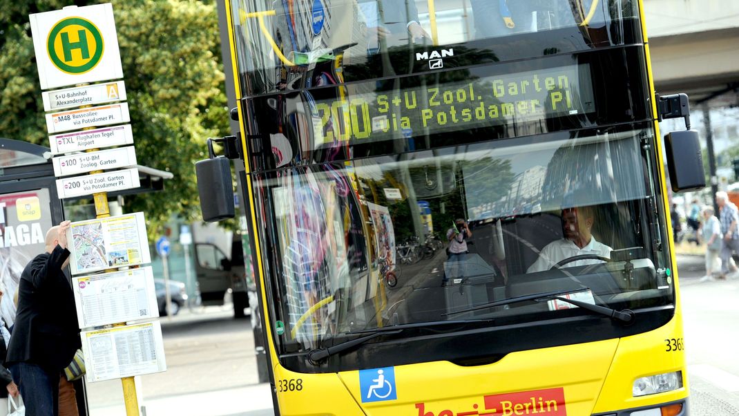 In Berlin ist ein 18-Jähriger unter die Räder eines Busses gekommen (Symbolbild).