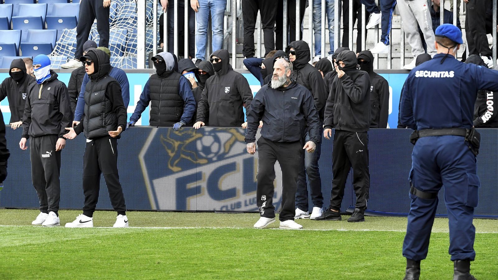 
                <strong>Skandalöser Grasshopper-Abstieg: Die Schande von Zürich</strong><br>
                Nach 70 Jahren muss der Grasshopper Club Zürich absteigen! Das brachte die Fans bei der für den Abstieg entscheidenden 0:4-Niederlage der Gäste in Luzern so richtig in Rage - sie stürmten das Feld und sorgten zunächst für eine 20-minütige Unterbrechung, später gar für einen vorzeitigen Spielabbruch. 
              