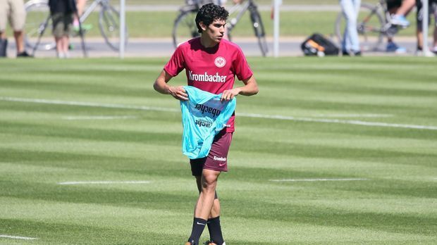 
                <strong>Jesus Vallejo (Eintracht Frankfurt/Real Madrid)</strong><br>
                Jesus Vallejo (Eintracht Frankfurt/Real Madrid): Ebenfalls von Real in die Bundesliga führt der Weg des 19 Jahre alten Innenverteidigers. Er ist bei Eintracht Frankfurt einer der Hoffnungsträger unter den Neuzugängen. Besonders in der Innenverteidigung haben die Hessen nämlich durch die langfristigen Ausfälle von Bamba Anderson und Marco Russ dringend Bedarf. In der vergangenen Saison spielte Vallejo noch in der zweiten spanischen Liga für Real Saragossa.
              