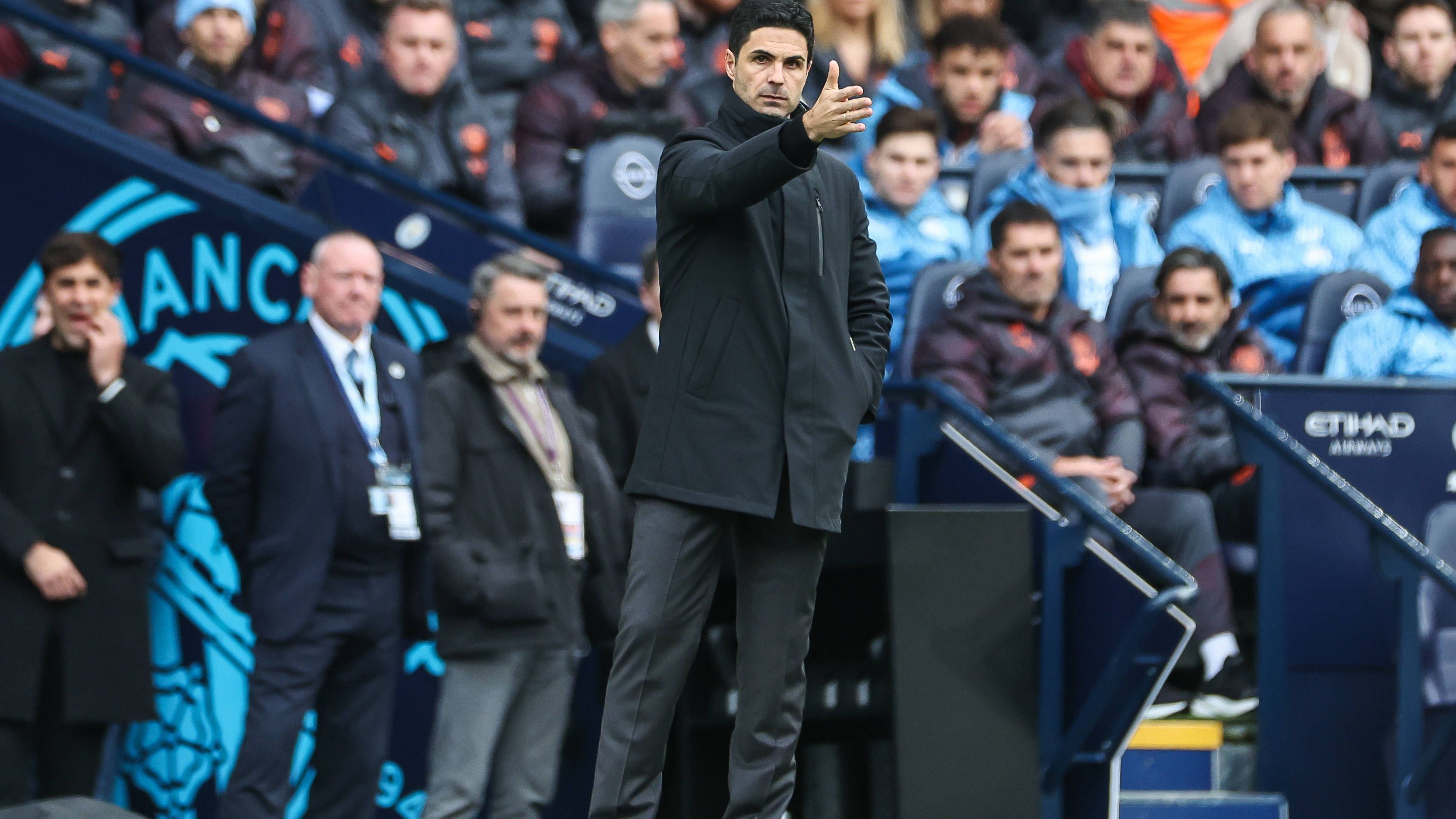 <strong>Trainer</strong><br>Mikel Arteta entschied sich im Topspiel für eine ganz besondere Taktik. Er ließ sein Team, das normalerweise für gepflegten Angriffsfußball steht, fast über die gesamte Spielzeit hinweg verteidigen. Das ist eigentlich überhaupt nicht seine Art.