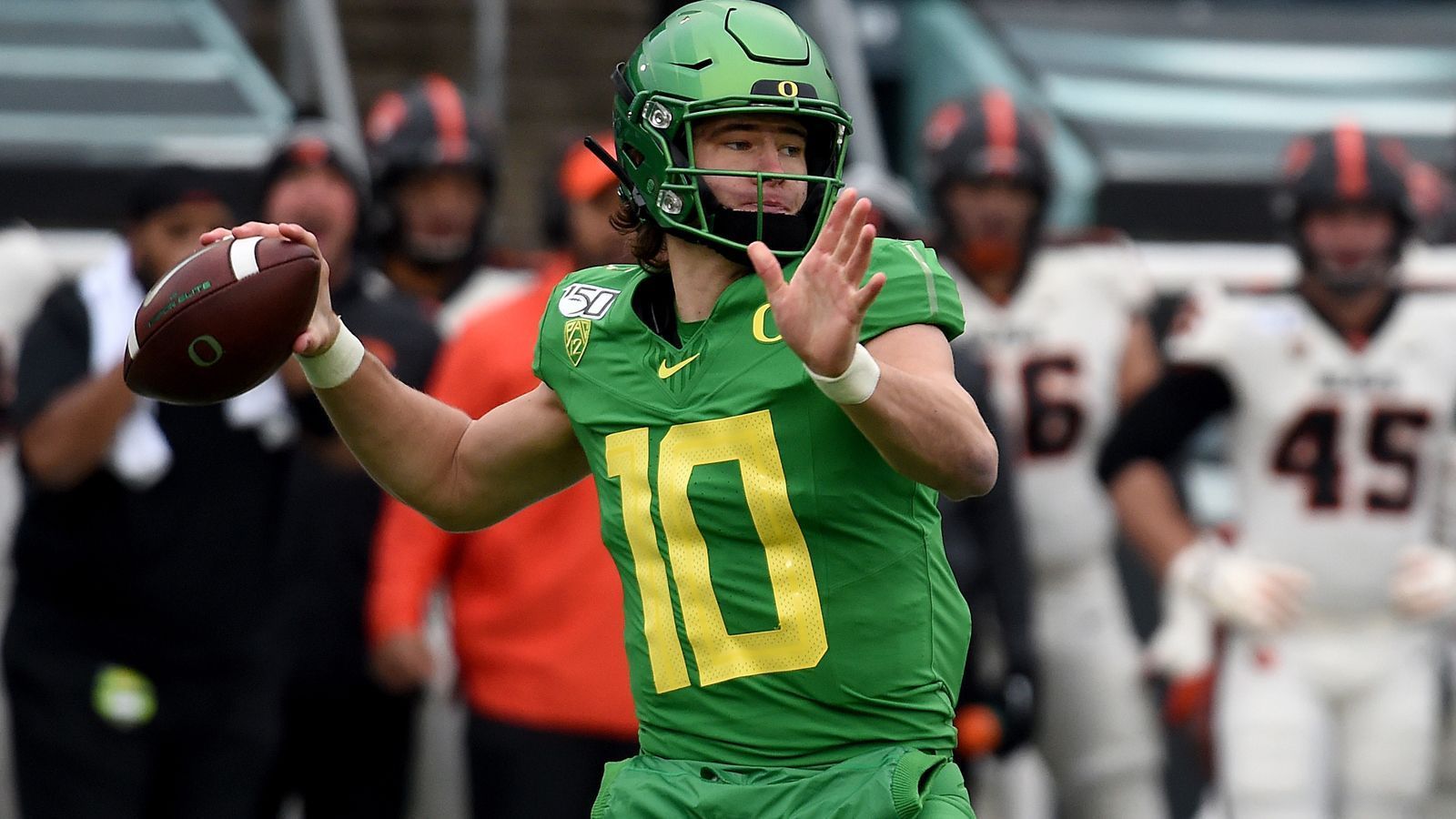 
                <strong>Justin Herbert (Quarterback, Oregon Ducks)</strong><br>
                Der Quarterback der Oregon Ducks galt schon im vergangenen Jahr als möglicher Erstrunden-Pick, ehe er sich überraschend dafür entschied, ein weiteres Jahr am College zu bleiben. Herbert bringt die klassischen Quarterback-Qualitäten mit, die Scouts aufhorchen lassen. Der 21-Jährige ist groß (1,98 Meter) und hat einen starken Wurfarm. Zudem kann er auch selbst die Beine in die Hand nehmen, was er im Rose Bowl mit drei Rushing Touchdowns auch eindrucksvoll unter Beweis stellte. 
              