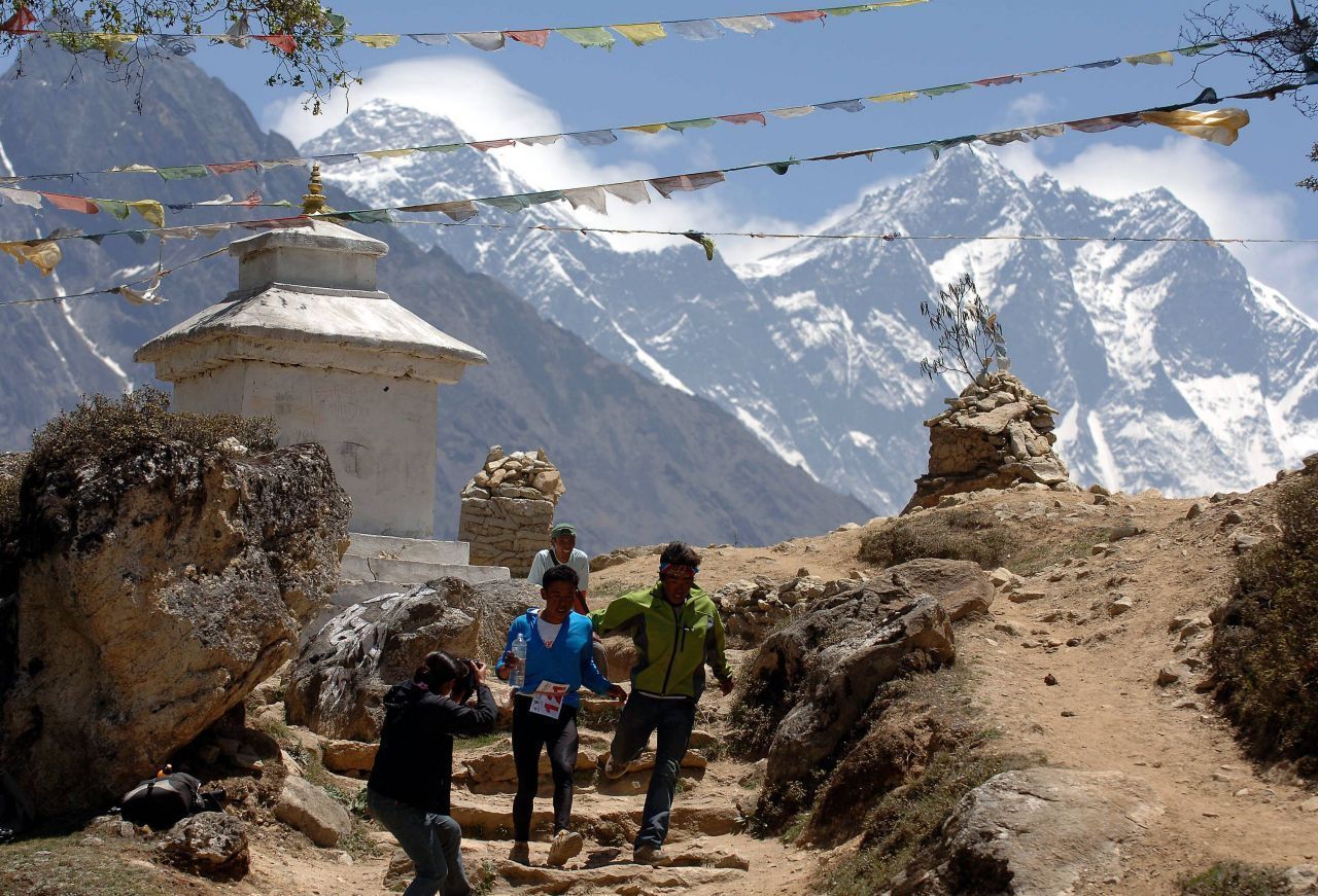 Everest Marathon, Nepal: Der höchste Marathon der Welt findet jährlich am 29. Mai statt, um der Erstbesteigung des Mount Everest (8.849 Meter) am 29. Mai 1953 durch Tenzing Norgay und Sir Edmund Hillary zu gedenken. Der Startpunkt liegt auf 5.364 Metern Höhe - um dort hinzukommen, ist ein mehrtägiger Aufstieg nötig. Bei der "Hardcore"-Variante (60 Kilometer) haben die Läufer 5 Hochgebirgs-Pässe vor sich. Gesundheitliche Risik