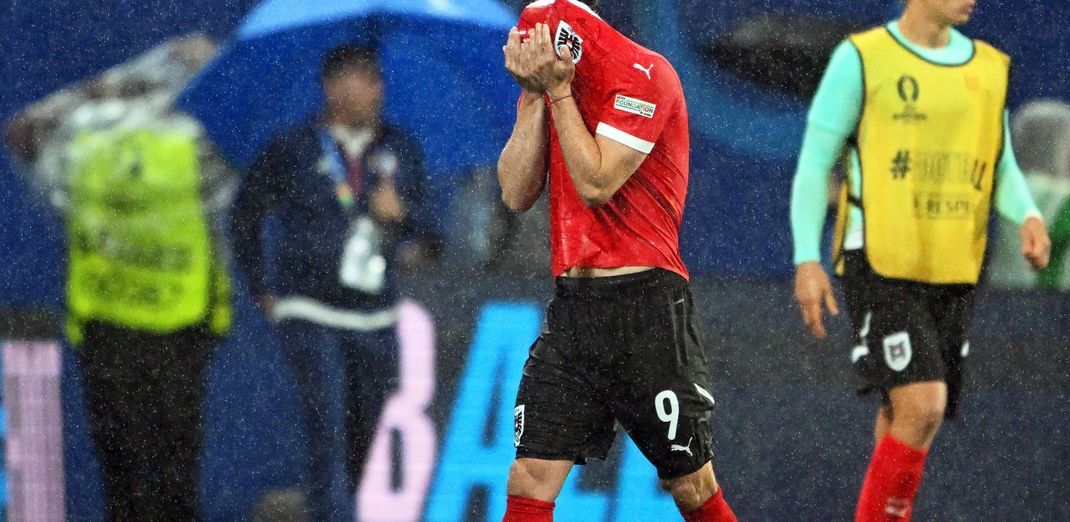 Österreichs Marcel Sabitzer (M) reagiert nach dem Spiel auf das EM-Aus.