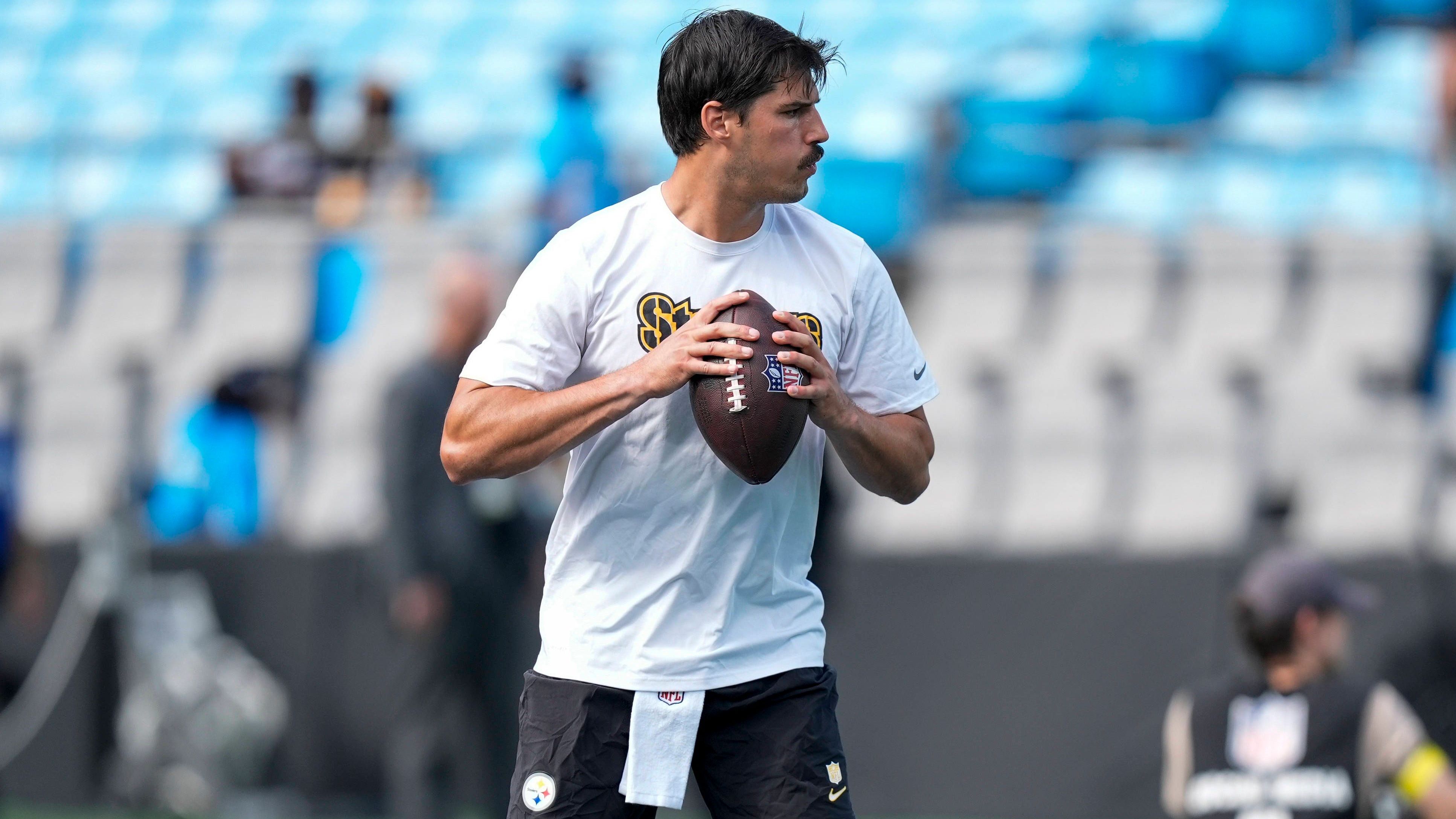 <strong>Mason Rudolph (Pittsburgh Steelers)<br>Alter:</strong> 30<br><strong>Draftpick:</strong> 76 im Jahr 2018<br><strong>Jahresgehalt 2025:</strong> bis zu 2,87 Millionen Dollar<br><strong>Beste Saison:</strong> 2019 bei den Pittsburgh Steelers mit 1.765 Passing Yards, 42 Rushing Yards, 13 Touchdowns und 9 Interceptions in 10 Spielen