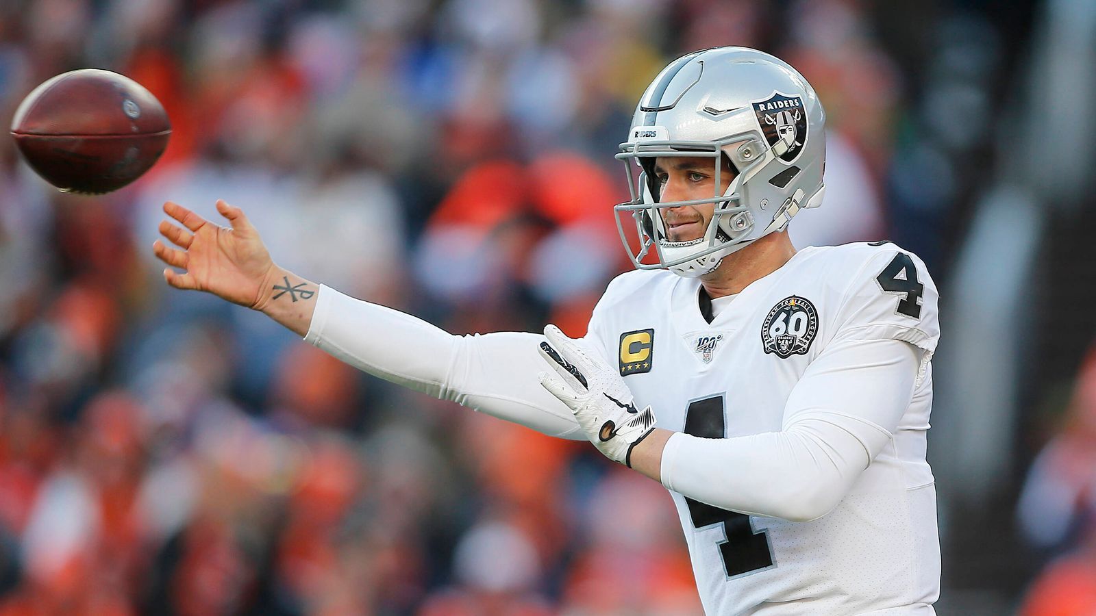 
                <strong>Derek Carr zu den Chicago Bears</strong><br>
                Die Bears und ihr Quarterback-Problem. Head Coach Matt Nagy weiß, dass es mit Mitch Trubisky nichts wird mit den Playoffs, geschweige denn mit dem Super Bowl. Deshalb holen die Bears Carr aus Oakland beziehungsweise Las Vegas.
              