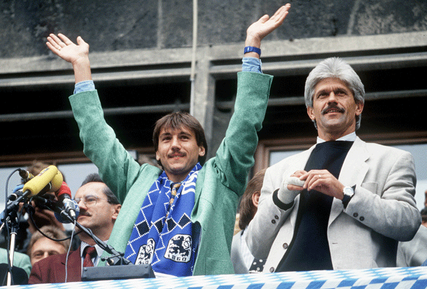 
                <strong>TSV 1860 München (1994)</strong><br>
                Mit Trainer Werner Lorant und Stürmer Peter Pacult gelingen den Münchner Löwen vor über 20 Jahren als erster Mannschaft zwei Aufstiege in Folge: Von der Regionalliga (damals die dritthöchste Klasse) geht's über die 2. Liga direkt ins Oberhaus.
              