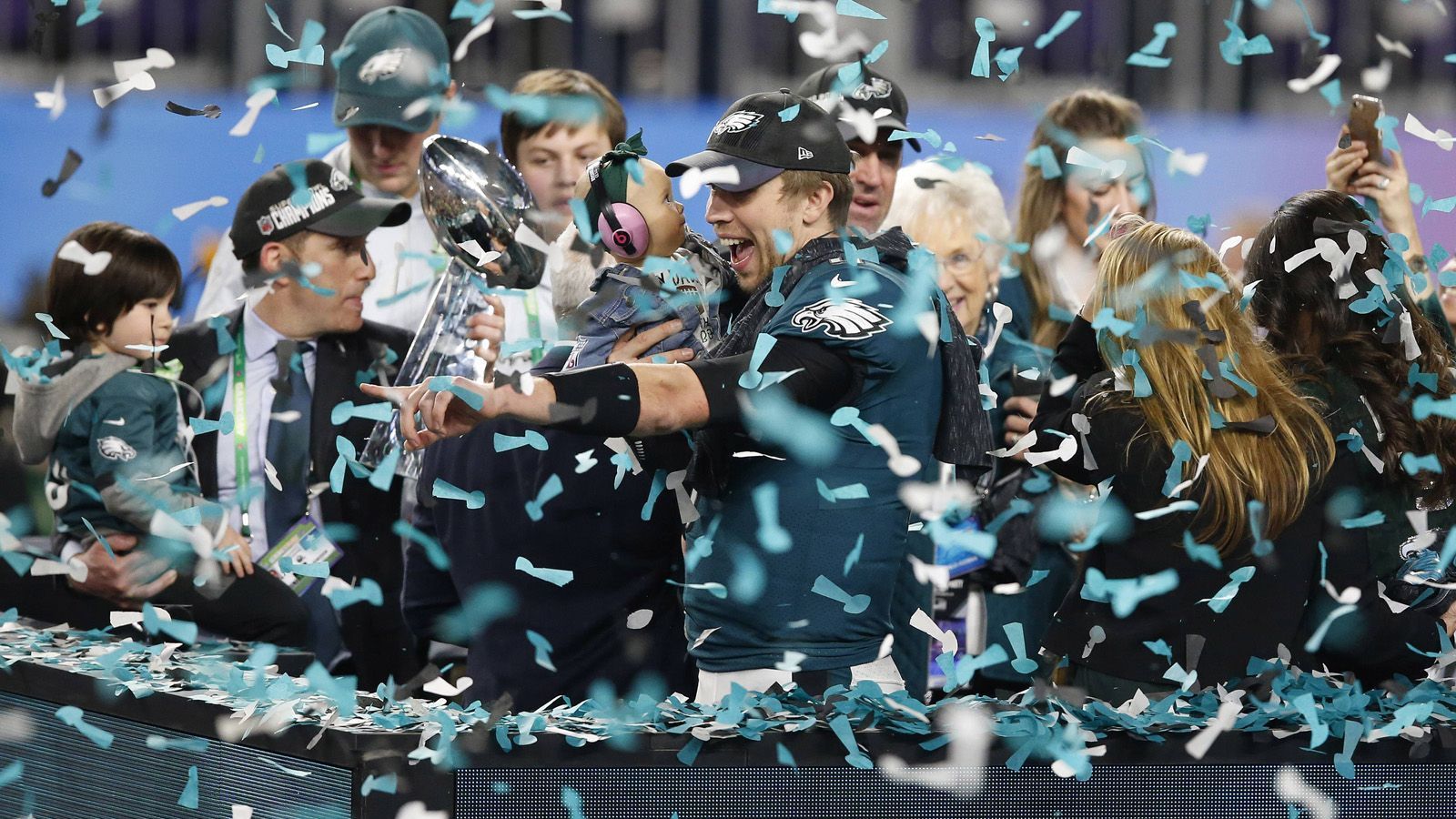 
                <strong>Foles: Vom Backup zum Super-Bowl-MVP und wieder zurück</strong><br>
                Auch die Karriere von Nick Foles verlief wechselhaft. Beim NFL Draft 2012 in der 3. Runde gedraftet, drehte er bei den Philadelphia Eagles zunächst voll auf und gelangte 2013 in den Pro Bowl. Nachdem seine weiteren Stationen bei den St. Louis Rams und Kansas City Chiefs erfolglos verliefen, schien seine Karriere fast beendet zu sein. 2017 kehrte er als Backup nach Philadelphia zurück, sprang für den verletzten Carson Wentz ein und führte Philadelphia zum Super-Bowl-Sieg. 2019 unterschrieb er bei den Jacksonville Jaguars einen Vier-Jahres-Vertrag über 88 Millionen US-Dollar, verletzte sich aber gleich im ersten Spiel schwer an der Schulter, konnte auch bei seiner späteren Rückkehr nicht überzeugen und wurde in der Offseason nach Chicago abgegeben.
              