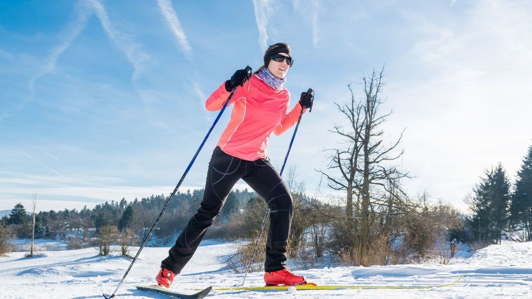 Bleib als Anfänger:in lieber erstmal in der Loipe. Fürs sogenannte Skating braucht's nämlich etwas mehr Know-how in puncto Langlauf-Technik.