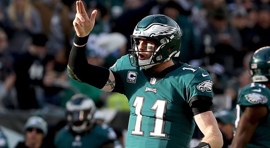 
                <strong>Quarterback: Carson Wentz (Philadelphia Eagles)</strong><br>
                Schon in seiner zweiten Saison drückte der Signal-Caller dem Spiel seines Teams derart den Stempel auf, dass die Eagles nach Week 14 das Maß aller Dinge in der Liga sind. Wentz' 33 Touchdown-Pässe sind absolute Spitze. Die Kirsche auf der Torte darf er jedoch nicht selbst verputzen, denn am 13. Spieltag riss sich der Rotschopf das Kreuzband im linken Knie - womit sein Traumjahr abrupt endete.
              