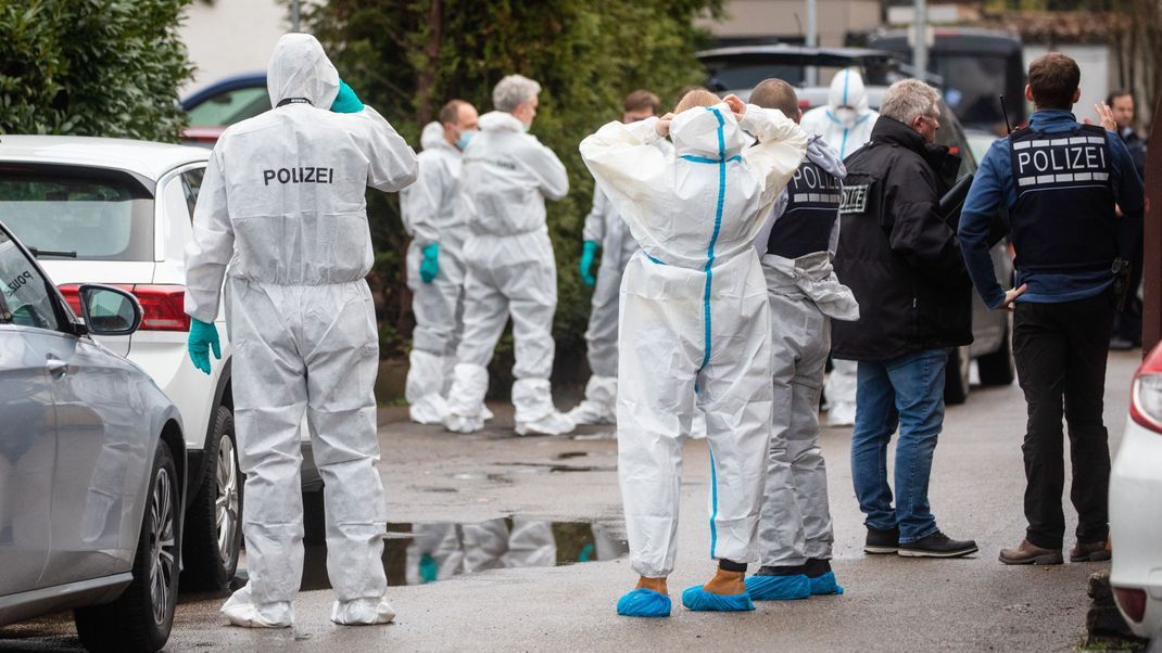 Einsatzkräfte der Spurensicherung arbeiten an einem Tatort. Bei einer Gewalttat in Schorndorf sind zwei Menschen ums Leben gekommen.