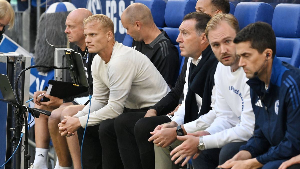 mitte v.li., Karel Geraerts (Cheftrainer FC Schalke 04), Marc Wilmots (Sportdirektor Schalke 04) 20.09.2024, Fussball 2. Bundesliga, 6. Spieltag, Saison 2024 2025 FC Schalke 04 - SV Darmstadt 98 3:...