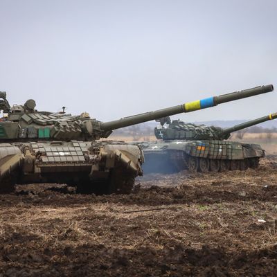 Ukraine, Saporischschja: Panzer der ukrainischen Armee sind bei einer Übung auf einem Militärstützpunkt zu sehen.