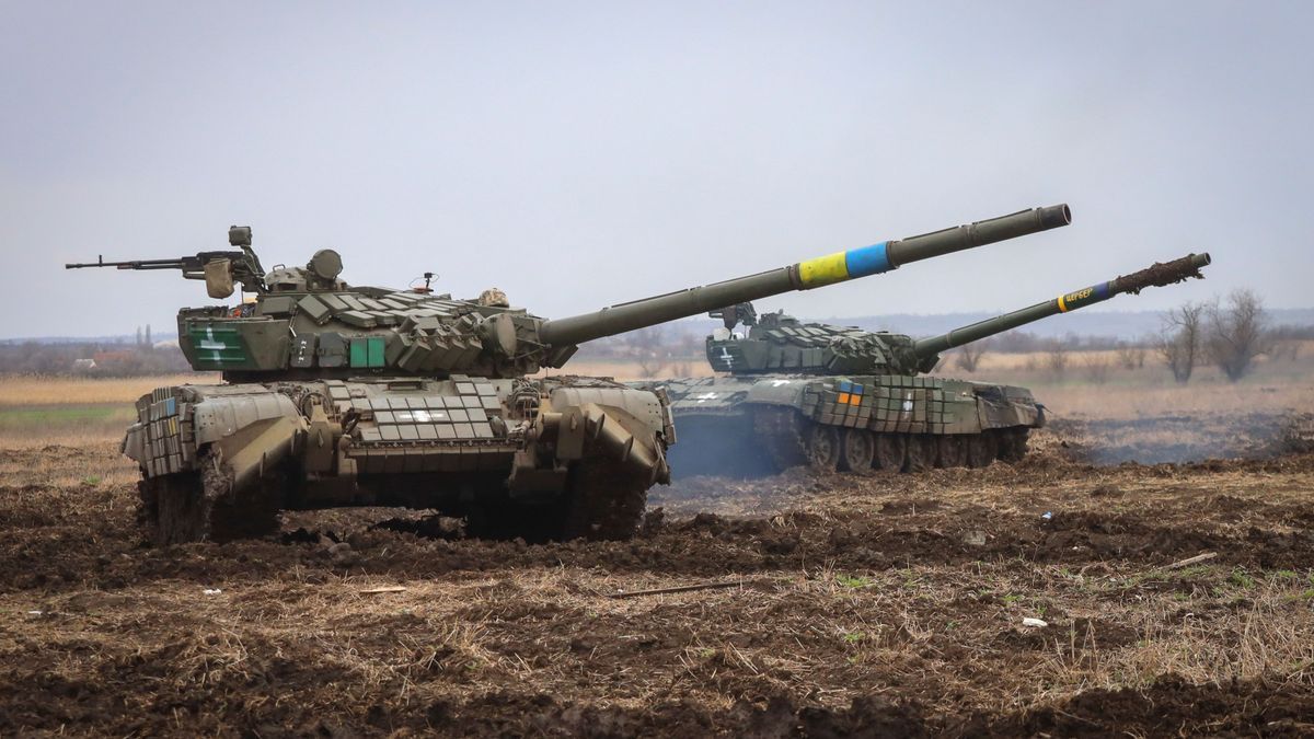 Ukraine, Saporischschja: Panzer der ukrainischen Armee sind bei einer Übung auf einem Militärstützpunkt zu sehen.