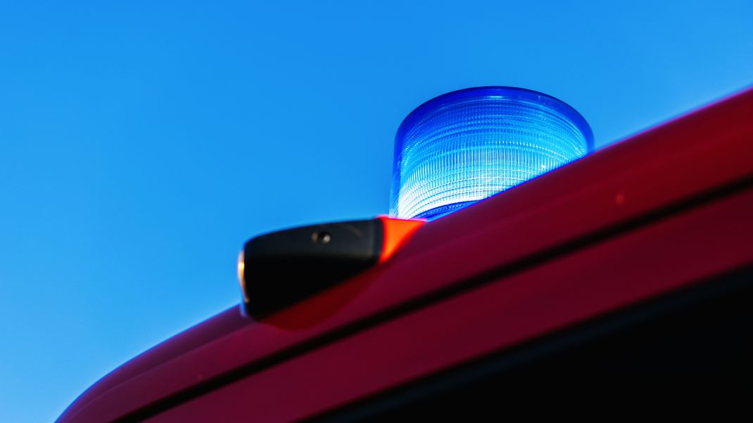 Ein leuchtendes Blaulicht auf einem Einsatzfahrzeug der Feuerwehr.