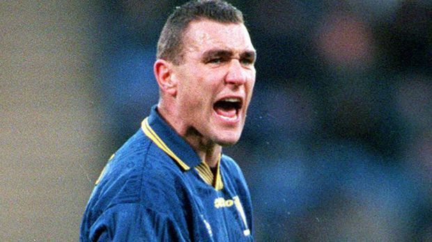 
                <strong>Vinnie Jones</strong><br>
                Vinnie Jones: "Die Axt" schrieb bereits während seiner aktiven Karriere mit seiner rustikalen Spielweise als Anführer der "Crazy Gang" beim FC Wimbledon Schlagzeilen. Unvergessen seine Gelbe Karte nach vier Minuten oder der Griff in Paul Gascoignes Kronjuwelen. Nach seiner Karriere feierte er als Schauspieler Erfolge, lieferte sich 2008 aber auch eine heftige Kneipen-Schlägerei, nach der er mit 48 Stichen genäht werden musste.
              