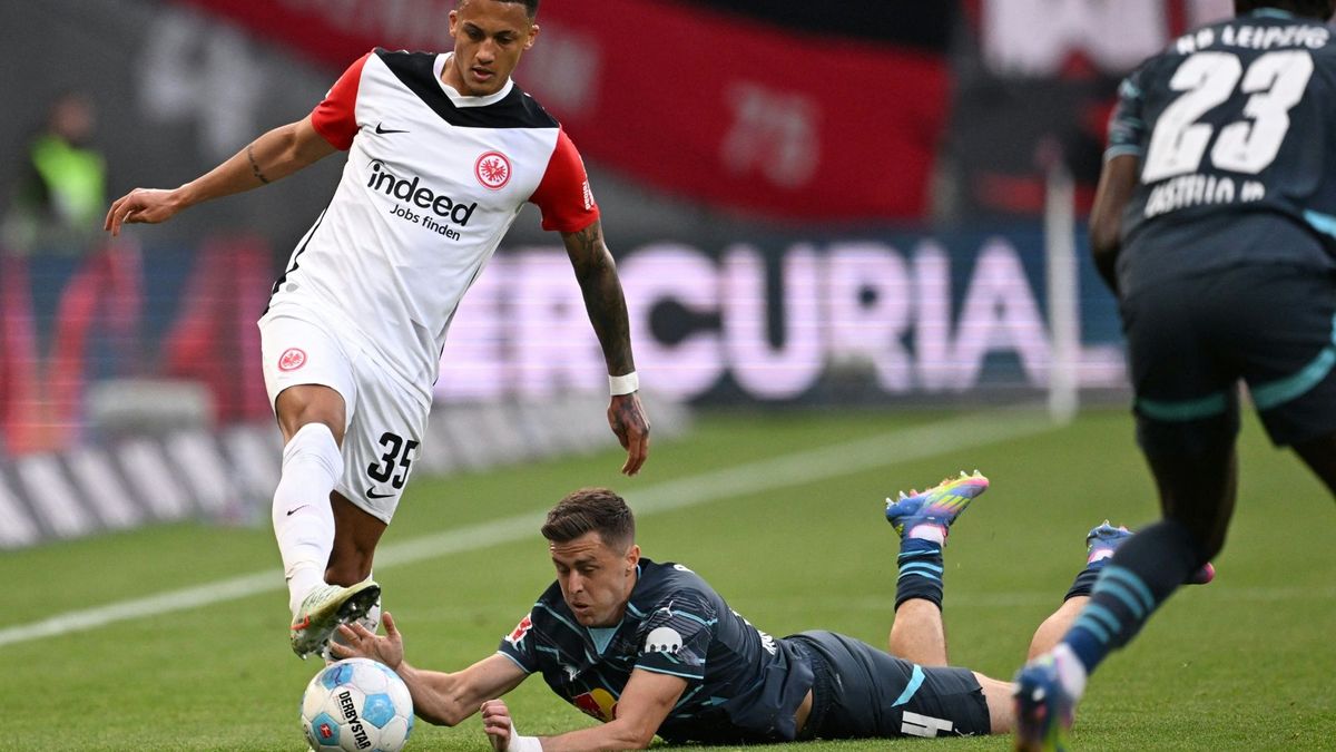 Tuta (in weiß) spielt nicht mehr für Frankfurt