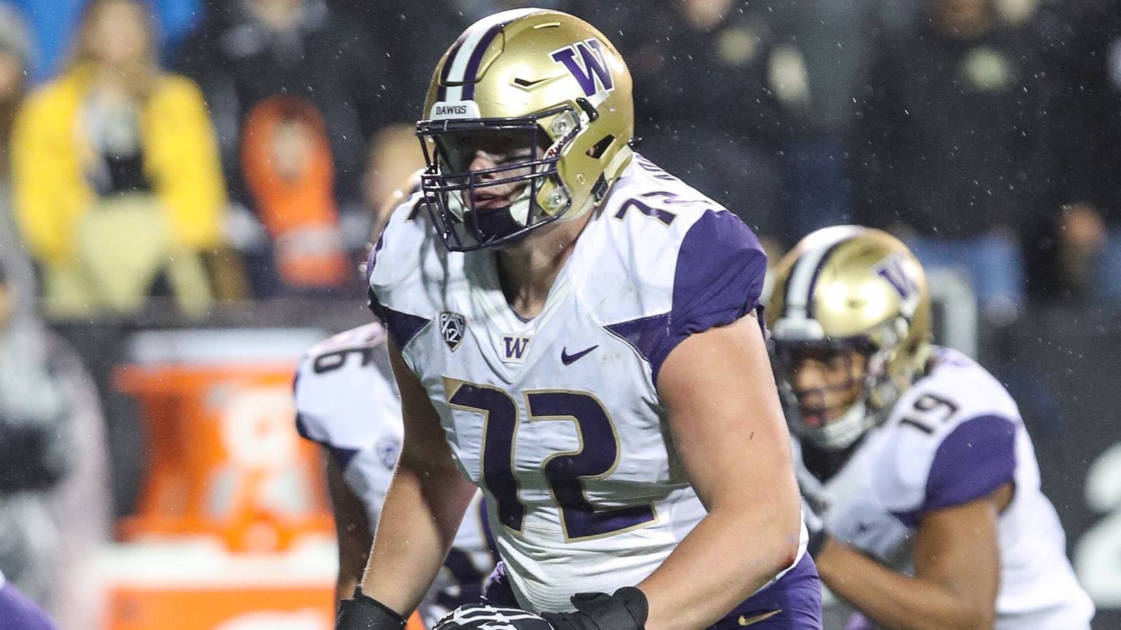 
                <strong>Trey Adams (Offensive Tackle, Washington)</strong><br>
                Trey Adams könnte der beste "Quarterback-Bodyguard" im Draft 2019 sein. Mit seiner Größe von 2,03 Meter und 148 Kilogramm Körpergewicht bringt der Offensive Tackle die ideale Statur mit. Trotzdem ist er sehr schnell und beweglich. Er galt bereits als First-Round-Kandidat für den Draft 2018, zog sich im vergangenen Jahr allerdings eine Knieverletzung zu und entschied sich für ein weiteres Jahr am College.
              