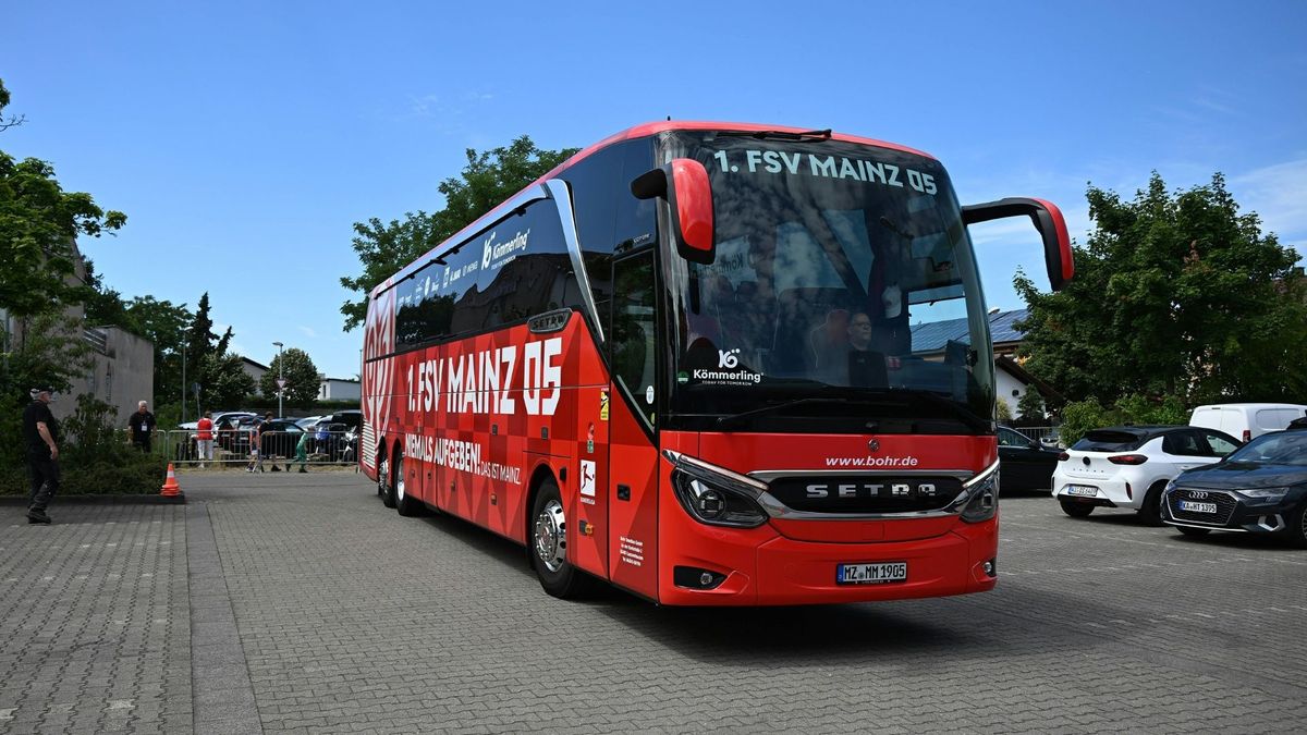 Wurde beschädigt: Der Mannschaftsbus von Mainz