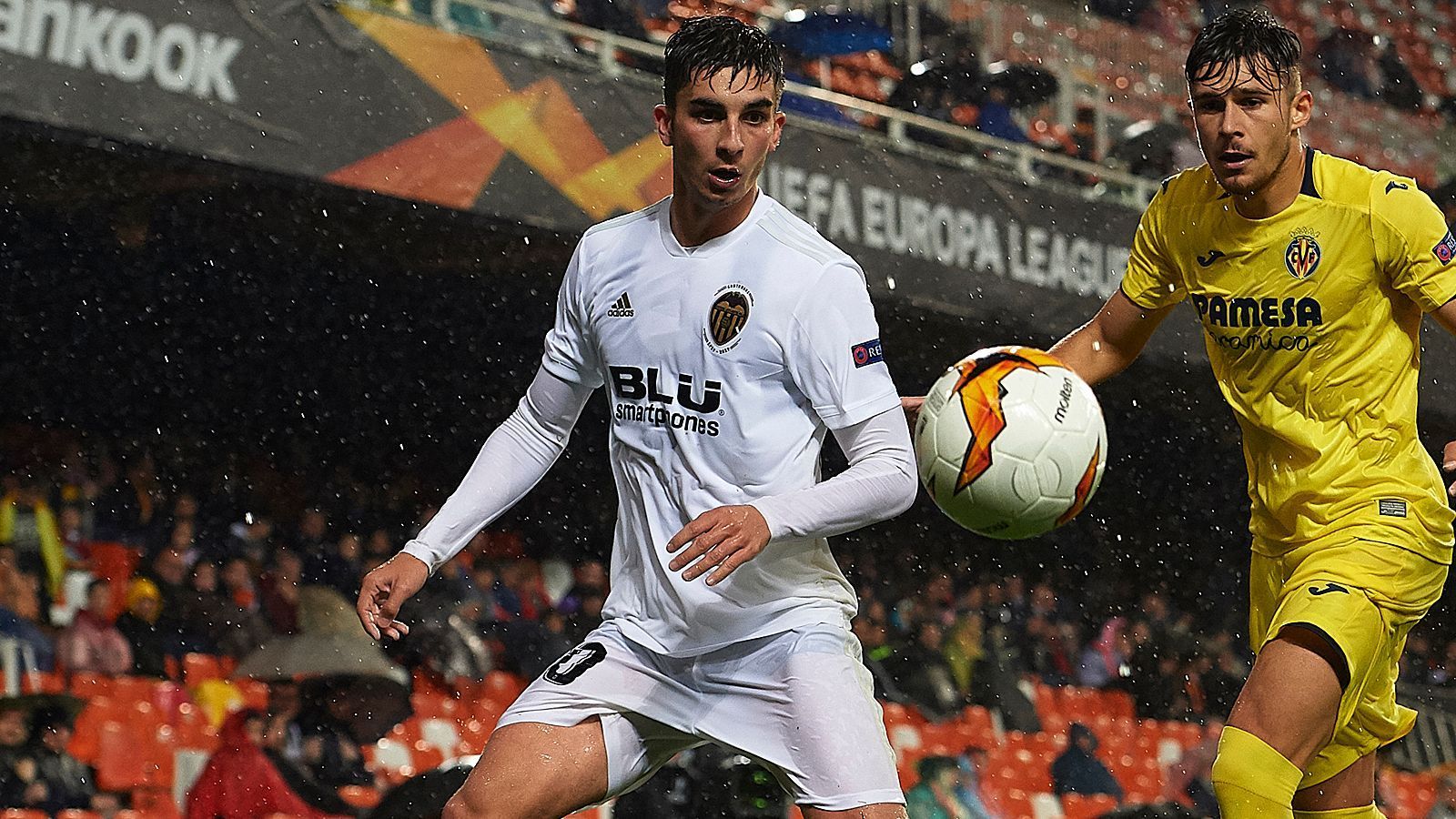 
                <strong>Ferran Torres (FC Valencia)</strong><br>
                Beim FC Valencia ist vor dem Start der Champions League das Chaos ausgebrochen. Der Besitzer Peter Lim feuerte den Erfolgstrainer Marcelino. Sein Ersatz, Albert Celades, war dazu gezwungen, die erste Pressekonferenz alleine abzuhalten. Seine Spieler waren ferngeblieben, um ihrem Unmut über den Rauswurf von Marcelino Luft zu machen. Ein kleiner Schimmer in dieser verworrenen Situation könnte Ferran Torres sein. Der 19-Jährige ist ein offensiver Mittelfeldspieler, der bei Valencia auch oft auf dem rechten Flügel eingesetzt wird. Beim 1:0 beim FC Chelsea am ersten Champions-League-Spieltag kam Torres indes noch nicht zum Einsatz.
              