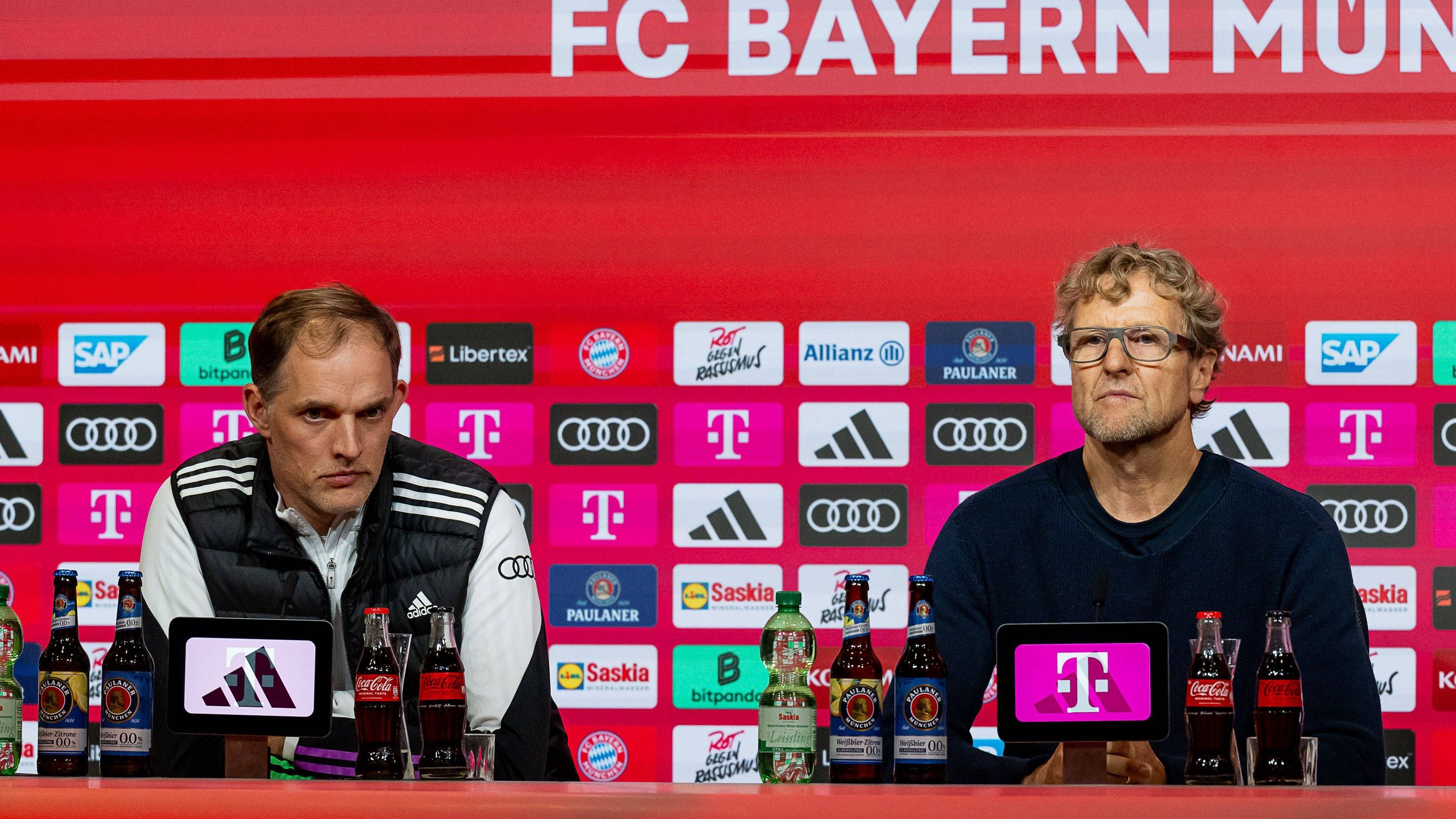 <strong>Hamanns Faulheits-Vorwurf</strong><br>Thomas Tuchel staunte nicht schlecht, als er auf der anschließenden Pressekonferenz damit konfrontiert wurde. "Kann ich nicht drauf antworten. Aber Didi weiß es natürlich", konterte der Trainer süffisant. Pressesprecher Dieter Nickles mischte sich prompt ein: "Vielleicht kommen wir davon ab, immer Bewertungen von Außen sofort beantworten zu müssen." Immerhin haben Tuchel und der TV-Experte eine Vorgeschichte..