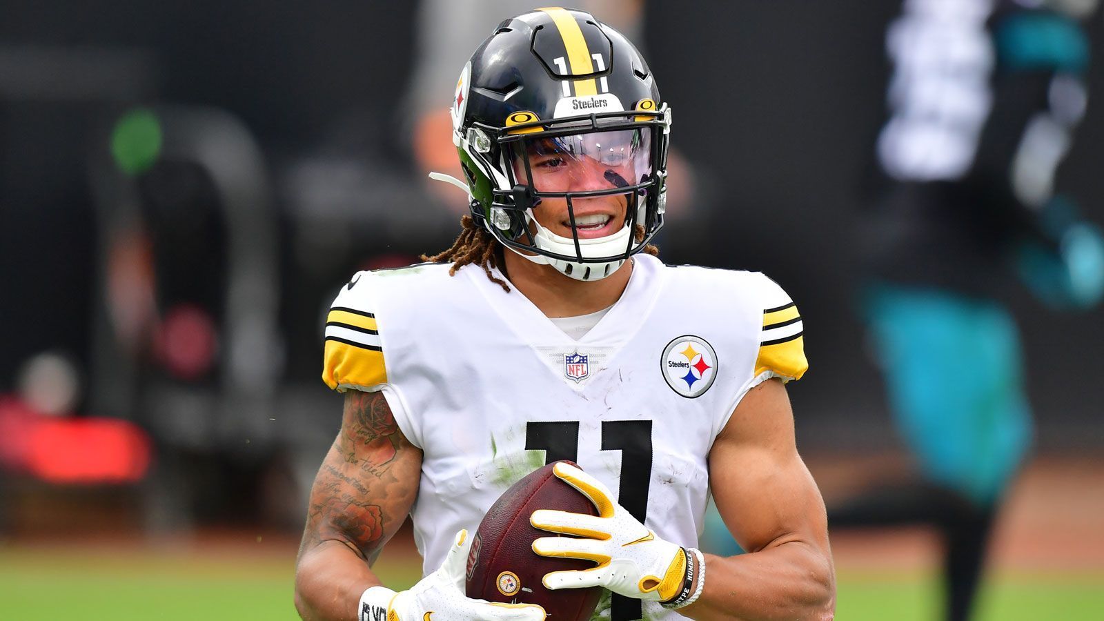 
                <strong>Week 11: Chase Claypool - Kein Rookie-Receiver ist nach zehn Spielen besser</strong><br>
                Kein Rookie-Receiver war in der Super-Bowl-Ära so gut wie Chase Claypool: Der Passempfänger der Pittsburgh Steelers fing gegen die Jacksonville Jaguars bereits seinen zehnten Touchdown im zehnten Spiel und ist damit der erste NFL-Neuling, dem dieses Kunststück gelingt. Für den Rekord über eine ganze Saison müsste sich der Kanadier allerdings noch etwas strecken: 1998 setzte der spätere Hall of Famer Randy Moss die aktuelle Rookie-Bestmarke von 17 Touchdowns.
              