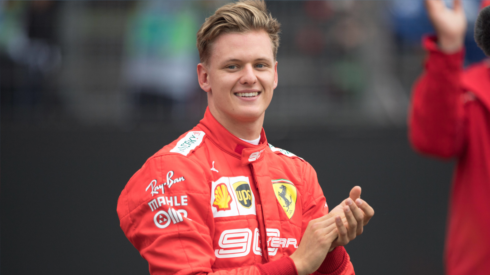 
                <strong>Ferrari ruft! Die Karriere von Mick Schumacher</strong><br>
                Mick Schumacher hat seine erste Saison in der Formel 1 hinter sich gebracht. Nun wurde er von Ferrari zum Ersatzfahrer bestimmt. Mick ist weiter auf den Spuren seines Vaters. ran zeigt seinen Werdegang vom Kart-Spross zum Formel-1-Piloten.
              