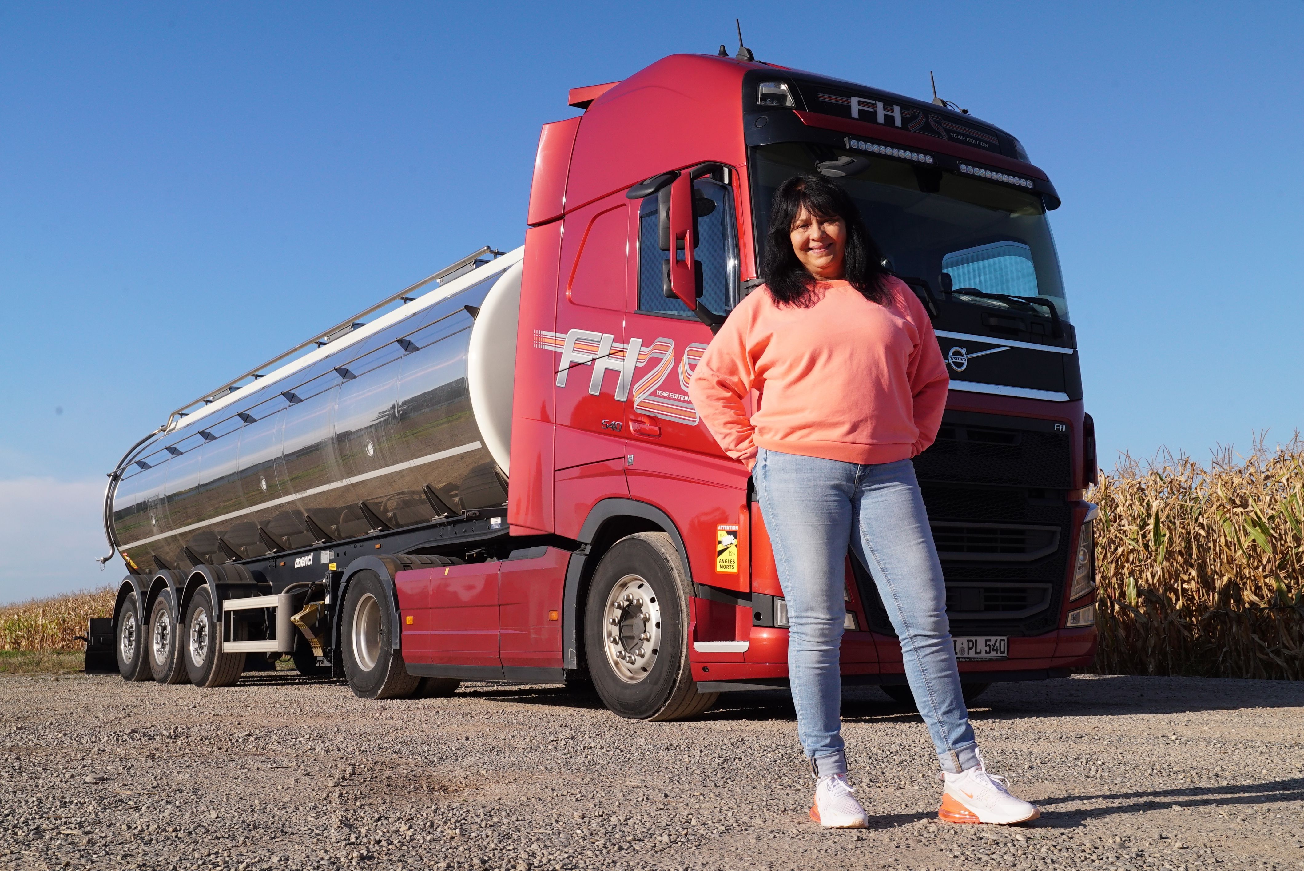 Glücklich posiert "Trucker Babe" Annette vor ihrem Volvo FH Truck, dessen Zugmaschine 6.850 kg ziehen kann.