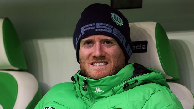 
                <strong>Andre Schürrle (VfL Wolfsburg)</strong><br>
                Andre Schürrle (VfL Wolfsburg, zehn Einsätze, 453 Minuten): Jahrelang ging es für den einstigen Mainzer Bruchweg-Boy nur bergauf. Aktuell erlebt der Weltmeister aber seine erste handfeste Krise. Obwohl er in Wolfsburg regelmäßig ran darf, erzielte er noch kein Saisontor. Die Verantwortlichen sind es mittlerweile offenbar leid zu warten und so erntet Schürrle Kritik von Trainer Dieter Hecking und Manager Klaus Allofs.
              