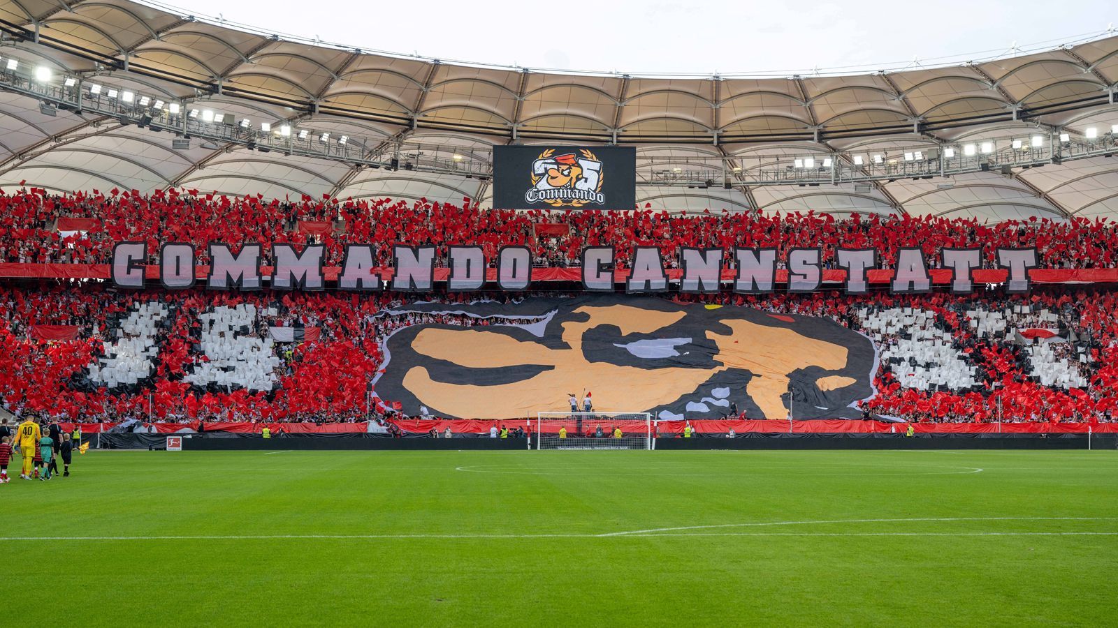 
                <strong>Commando Cannstatt heizt VfB Stuttgart ein</strong><br>
                Stimmungsmacher im Abstiegskampf: Trotz der bislang mageren Punkteausbeute stehen die Stuttgarter Anhänger eng hinter ihrer Mannschaft und peitschten den VfB am 12. Spieltag schon vor dem Anpfiff gegen den FC Augsburg mit einer beeindruckenden Choreografie an. Die Ultras des "Commando Cannstatt" veranstalteten dabei eine regelrechte Show ...
              