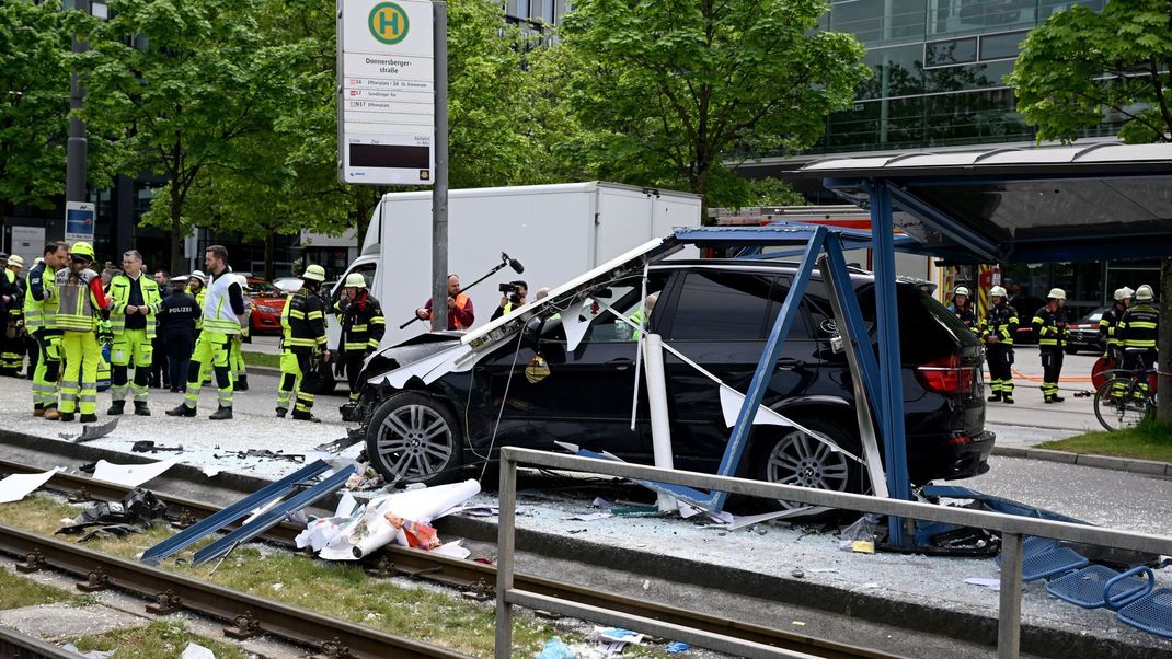 Auto fährt in Haltestelle