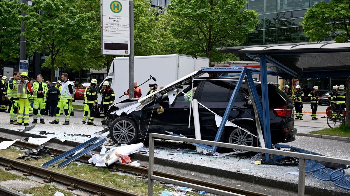Auto fährt in Haltestelle