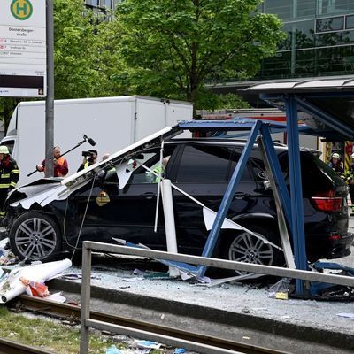Auto fährt in Haltestelle