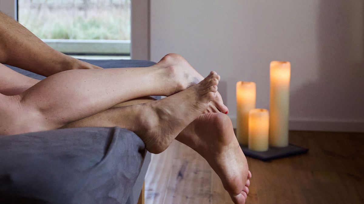 Eine Frau und ein Mann liegen eng umschlungen in einem Bett. Doch das findet laut einer neuen Umfrage tendenziell immer seltener statt. 