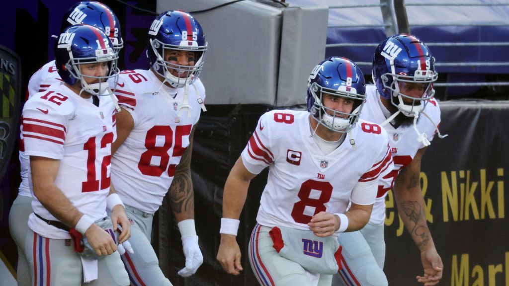 
                <strong>New York Giants</strong><br>
                Giants-Coach Joe Judge ist ein ehemaliger Patriot, der mit Edelman acht Jahre als Wide Receiver und Special Teams Coach zusammenarbeitete. Zudem könnten die Giants Golden Tate, der im Moment den Slot bei den "Big Blue" bespielt und einen teuren Vertrag hat, damit loswerden. Für Daniel Jones wäre Edelman eine veritable und zuverlässige Anspielstation.
              