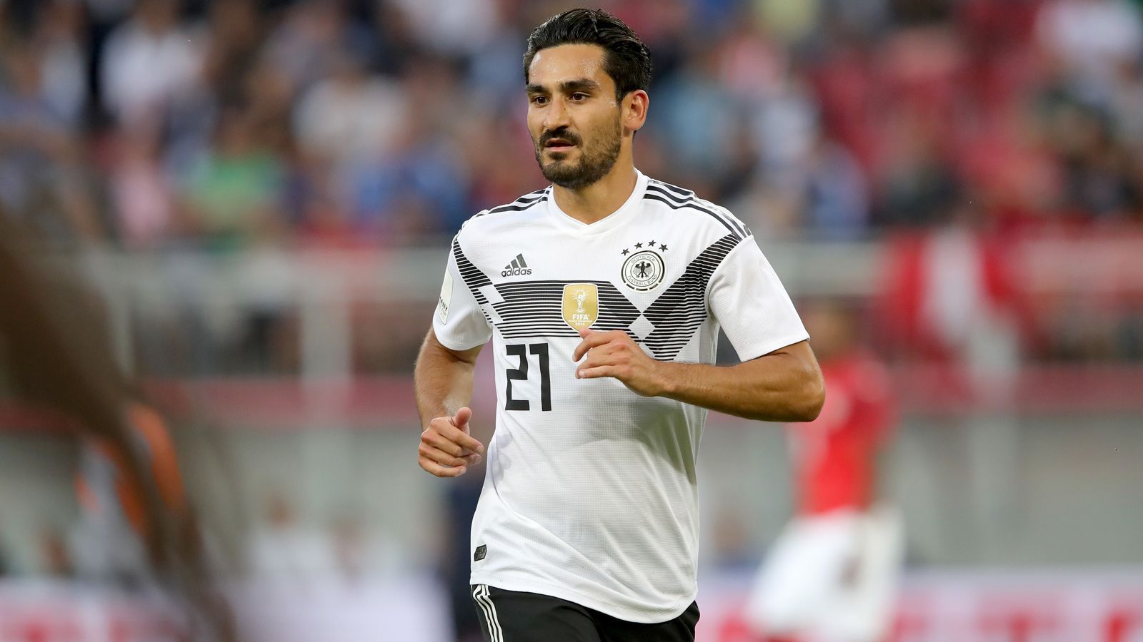 
                <strong>Achter: Ilkay Gündogan</strong><br>
                Auch für Gündogan ist die taktische Umstellung kein Problem: Bei Manchester City spielt er auf der "Acht" - vor Fernandinho. Gündogan ist Stammspieler beim souveränen englischen Meister, der FC Barcelona denkt angeblich über ihn als Nachfolger von Andres Iniesta nach. Das heißt: Er gehört auf seiner Postition zur Weltklasse. Bei mir erhält er den Vorzug vor Mesut Özil, weil er fitter ist und die System-Änderung ermöglicht. Özil ist damit nicht dauerhaft außen vor, soll sich aber erst mal völlig erholen. Für Gündogan gilt: Er muss im ersten Spiel beweisen, dass er die schwachsinnige Politk-Debatte hinter sich gelassen hat, ein Tor schießen und dann bitte den Mittelfinger stecken lassen.
              