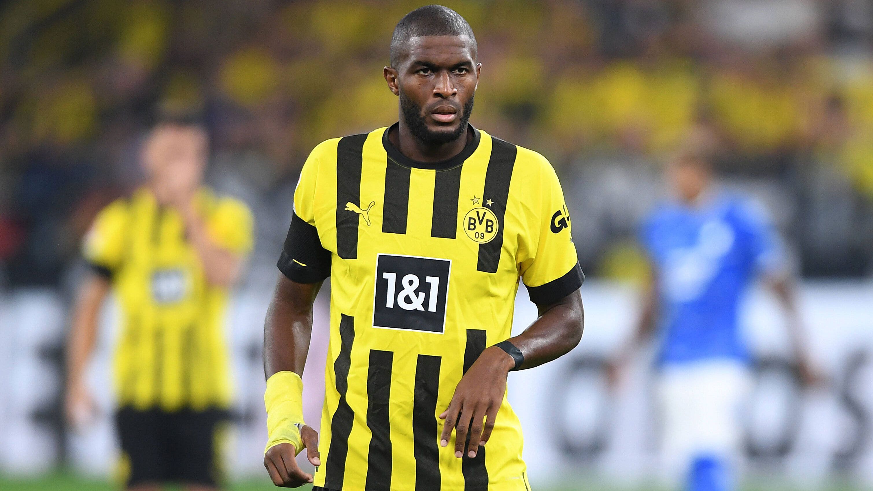 
                <strong>Anthony Modeste</strong><br>
                Zu Beginn kaum im Spiel eingebunden, in der 19. Minute kommt er dann frei zum Kopfball, setzt diesen aber aus sechs Metern über das Tor. Wenig später spielt er vom rechten Flügel einen großartigen Pass auf Bynoe-Gittens, der die Chance jedoch vergibt. In der zweiten Hälfte noch einmal mit einer Chance per Nachschuss, in den sich Baumann wirft. In der 85. Minute setzt der Franzose einen Schuss bei einem Konter am Tor vorbei. Insgesamt ein ähnliches Bild wie in den Vorwochen: Über weite Strecken läuft das BVB-Spiel an Modeste vorbei. Mit seinem Riecher verschafft sich der Routinier aber hin und wieder seine Abschlüsse. ran-Note: 4
              